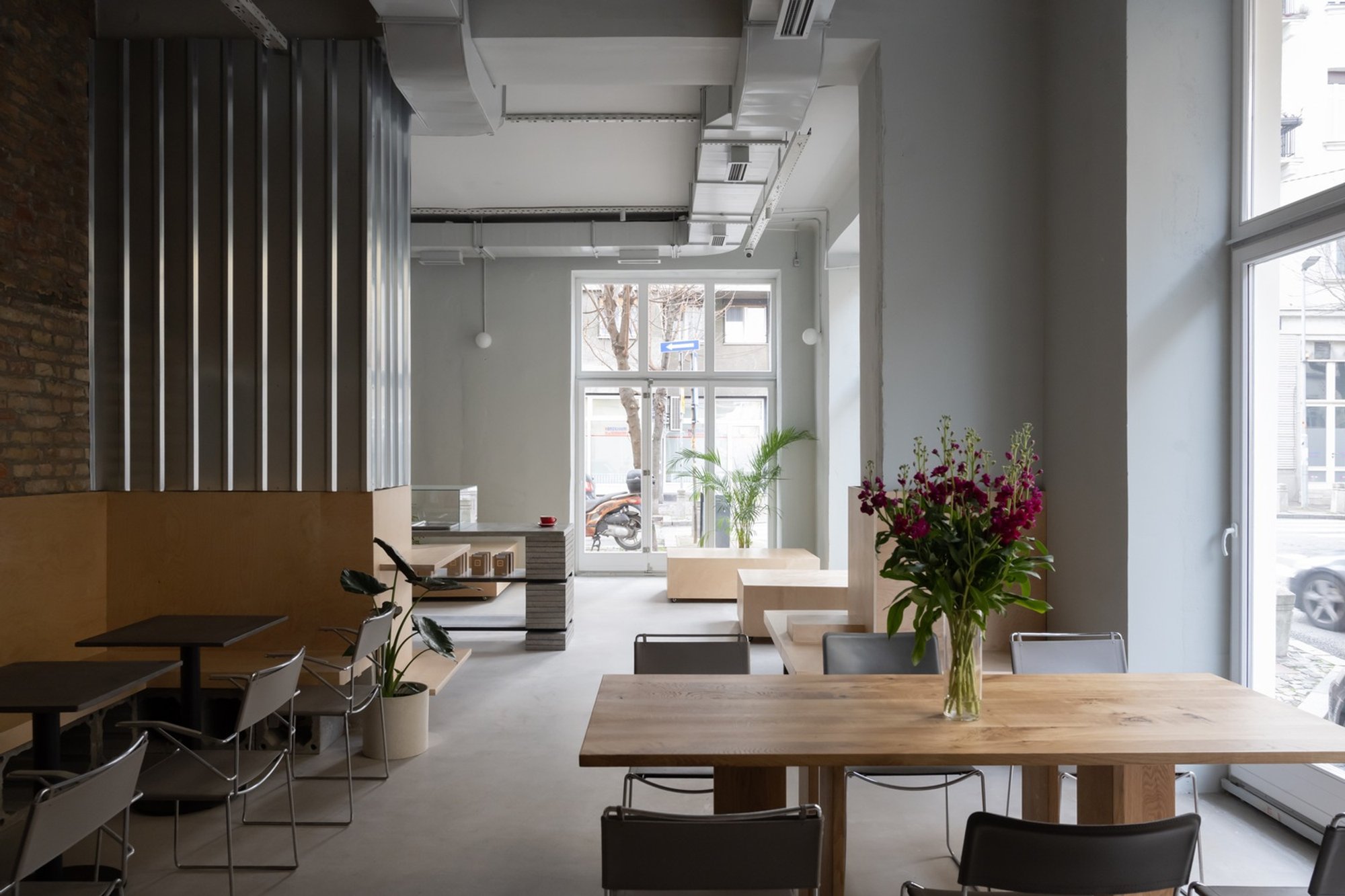 Chernyi Cooperative Coffee Roasters: A New Era in Modern Brutalist Cafe Design