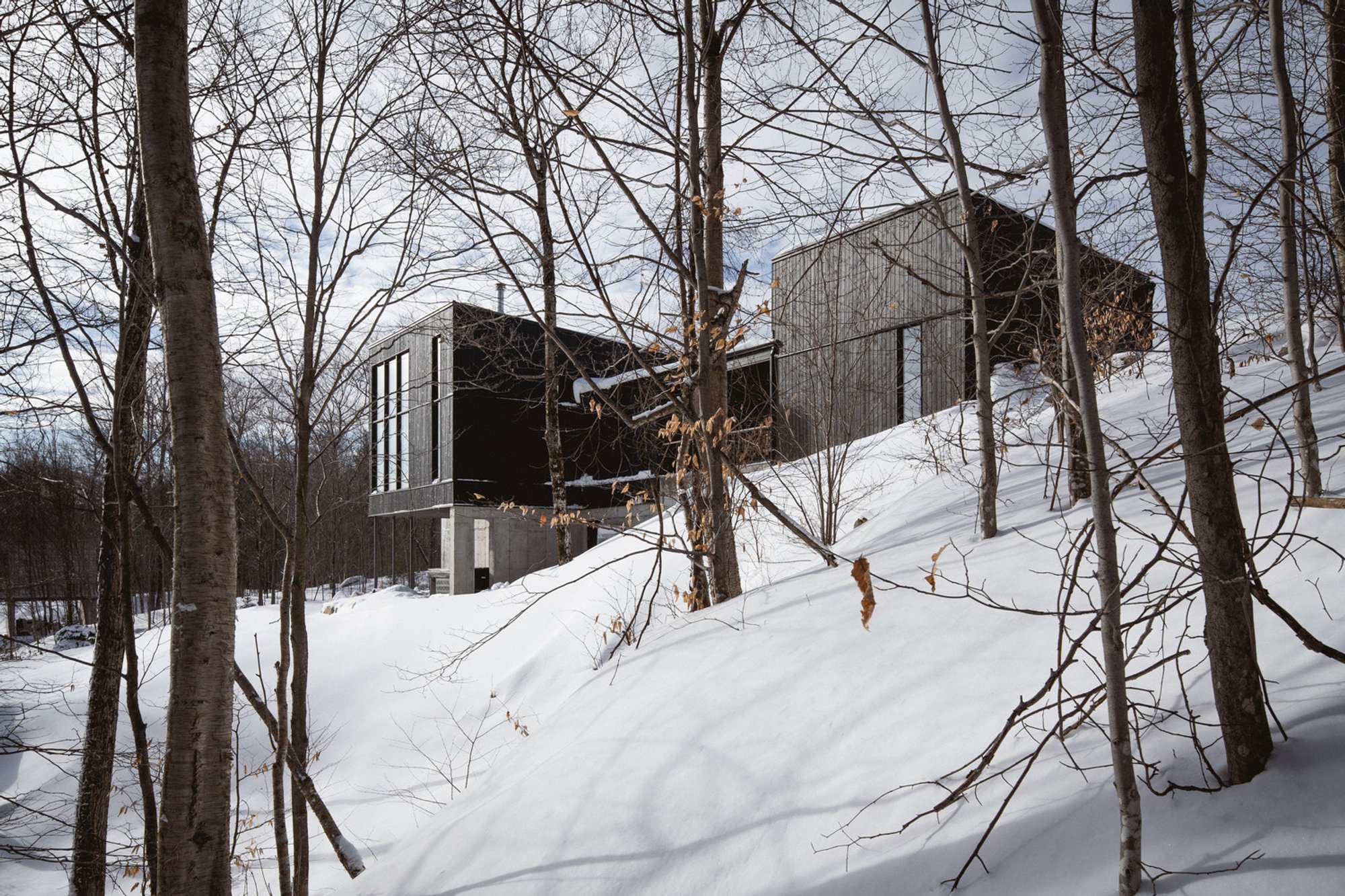 Modern Cliffside Residences: Unveiling the Alizé Residence by Atelier BOOM-TOWN