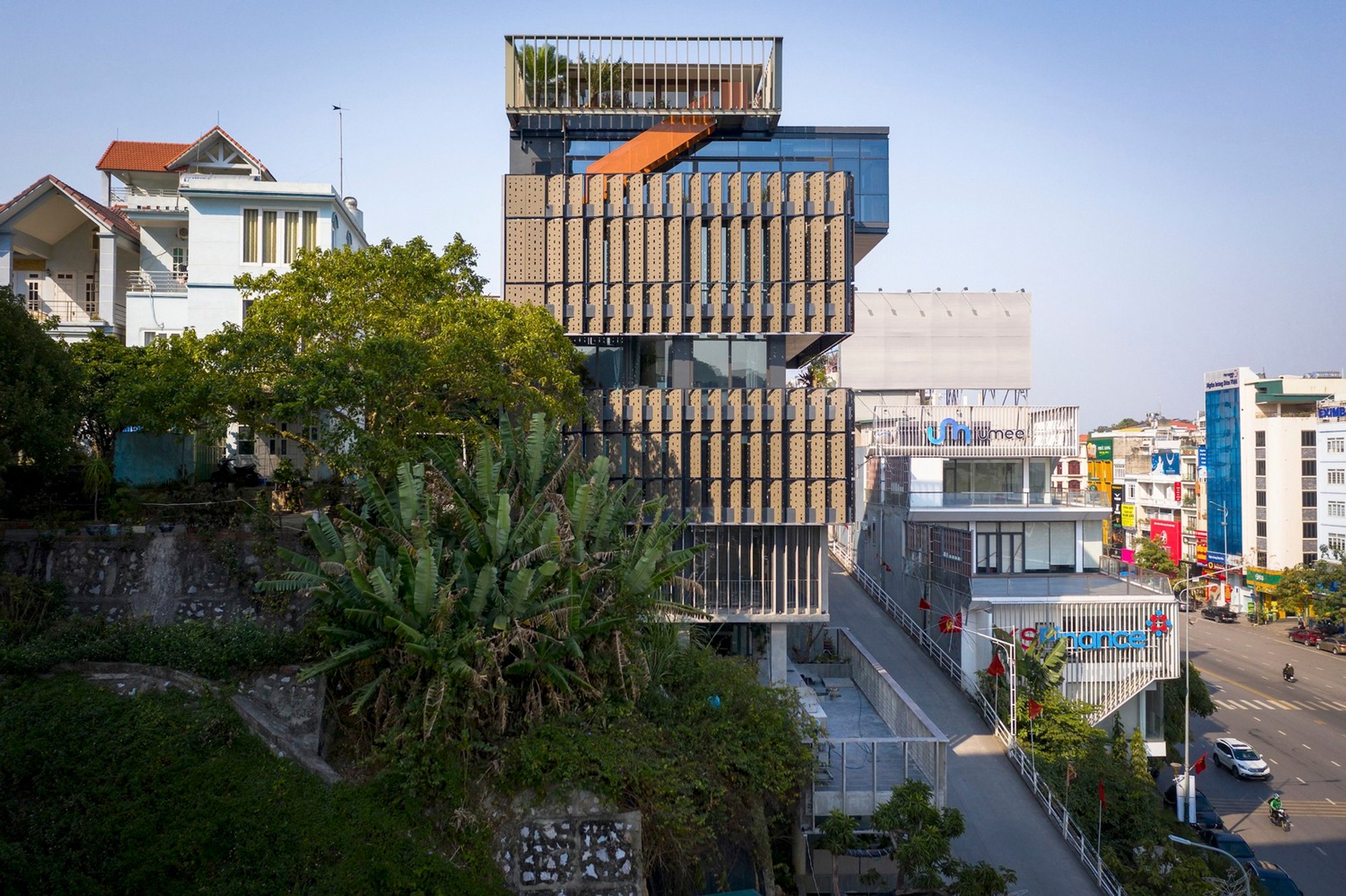 Coastal Modern Architecture: Unveiling The Lighthouse by Toob Studio