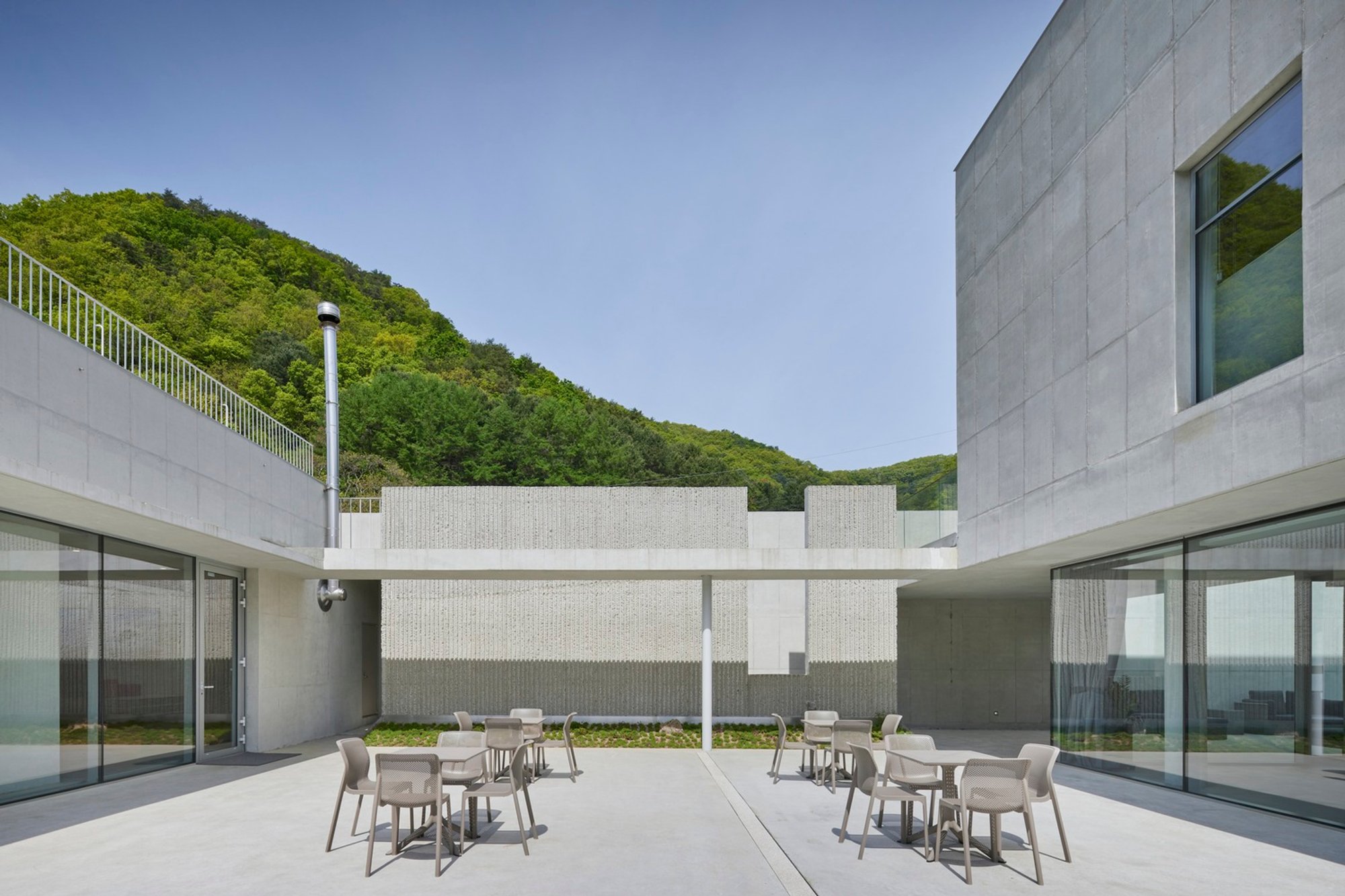 Nature-Integrated Coffee Shop Architecture: A Case Study of Dot Line Plan Coffee Shop by ODDs&ENDs Architects