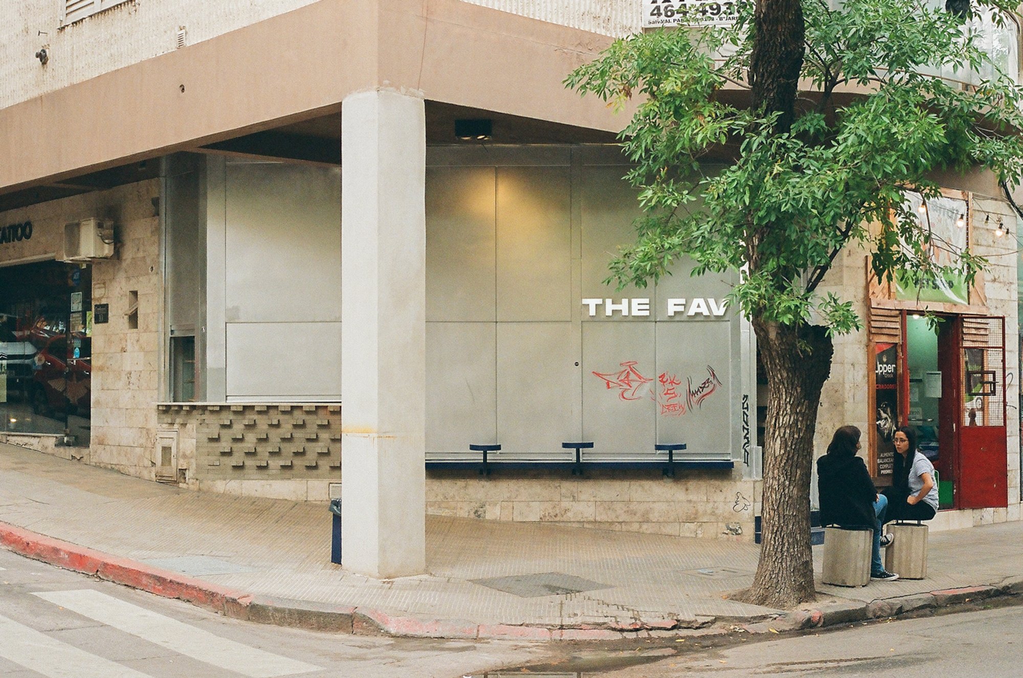 Innovative Café Design: Blurring the Boundaries at THE FAV Café, Córdoba