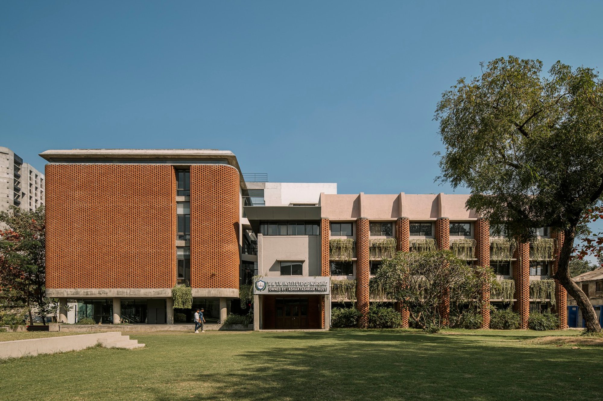 Educational Architecture Design in Surat: Showcasing Nursing College Ashaktashram by Neogenesis + Studi0261
