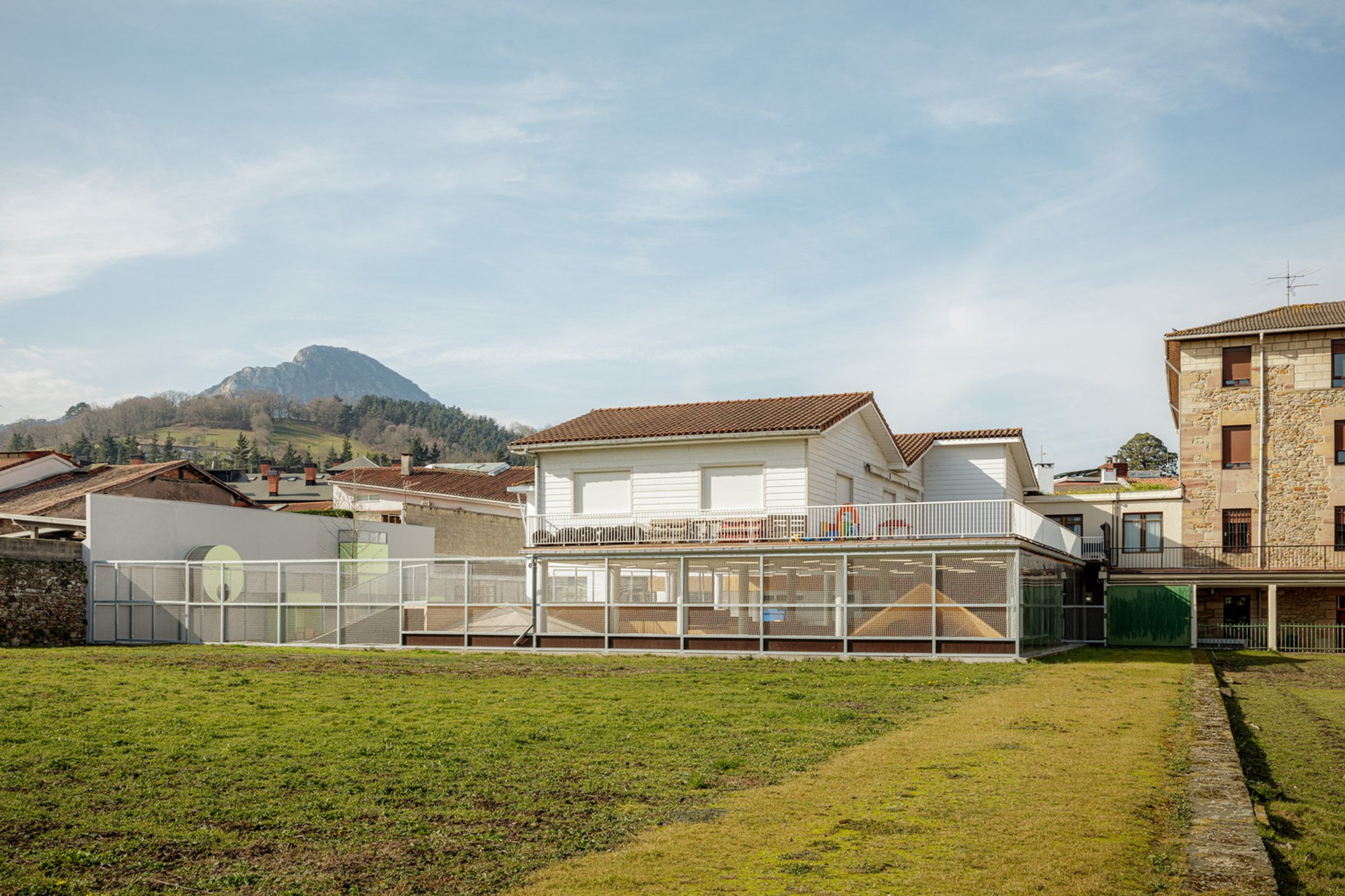 Exploring Modern School Architecture Design in the Renovation of San Antonio School by ELE Arkitektura