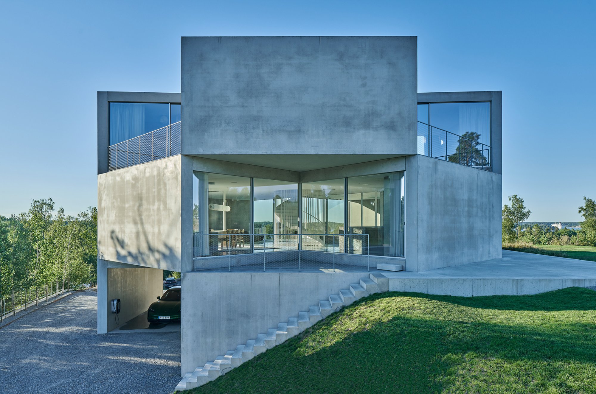 House on a Hill: A Beacon of Modern Architectural Homes