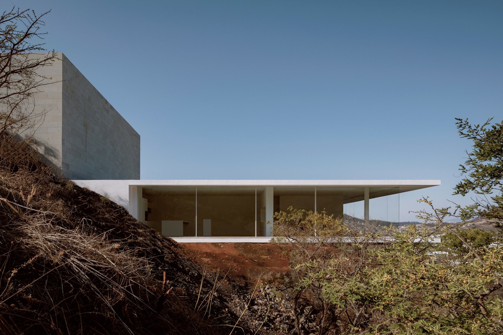 Minimalist Architecture in Nature: Exploring Shi House by HW Studio