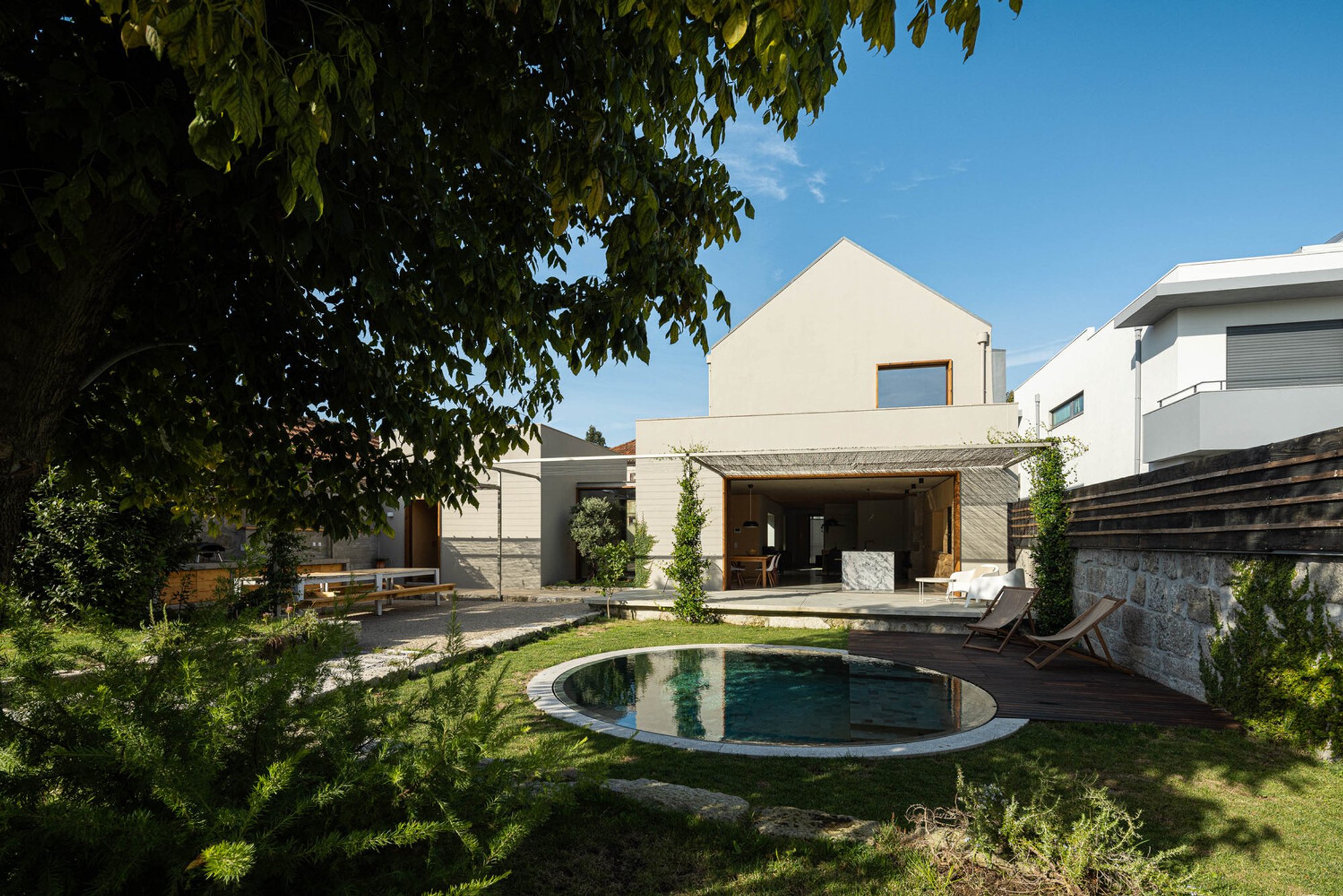 Contemporary Family Home Design: Unveiling the Fonte Velha House