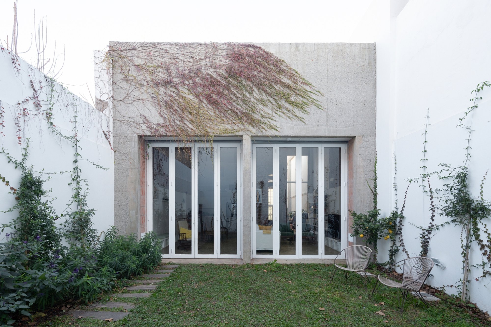 Modern House Renovation: Thames House Transformation by Ignacio Szulman Arquitecto