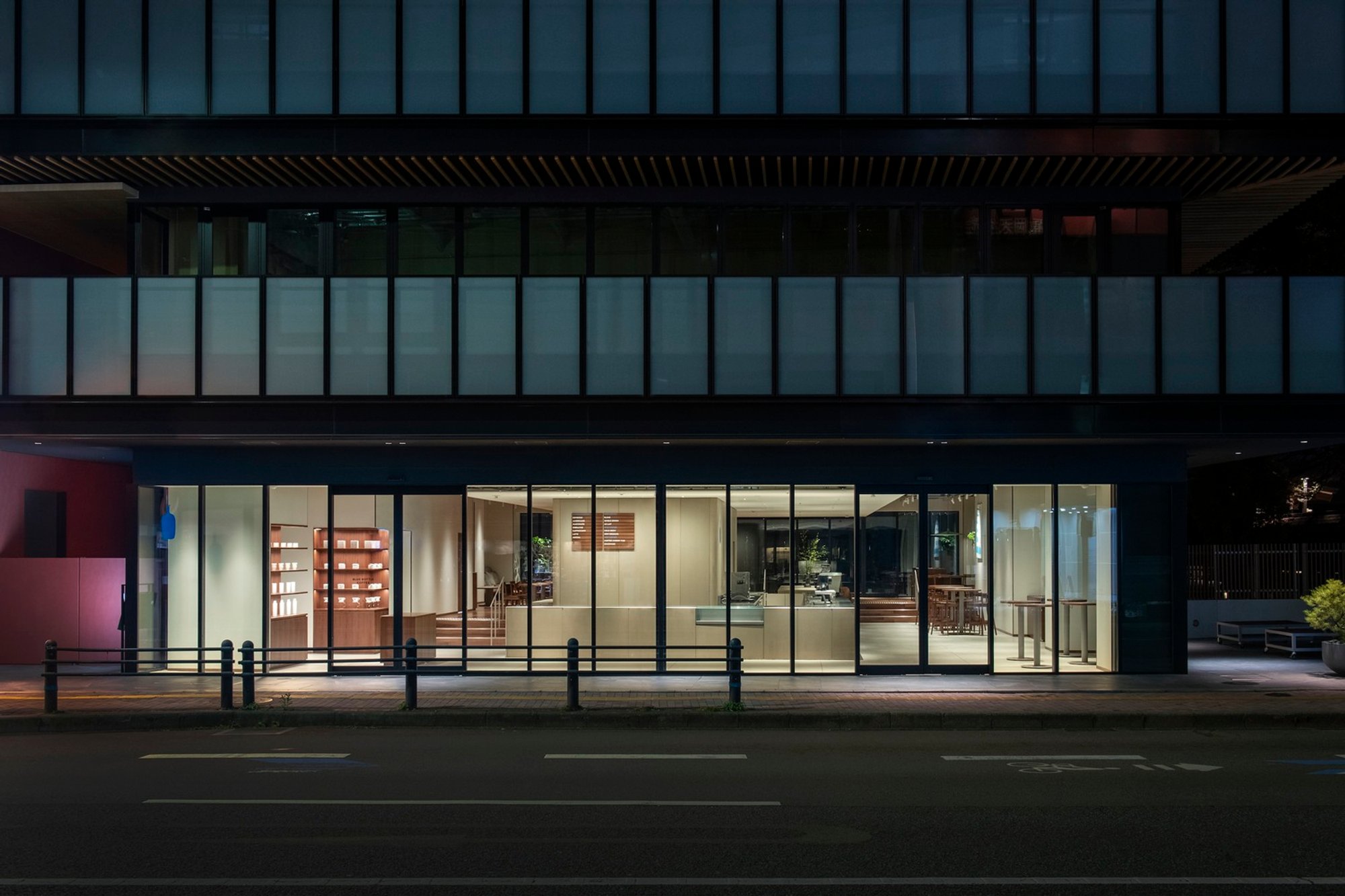 Modern Coffee Shop Design: Blending Urban Life and Tranquility