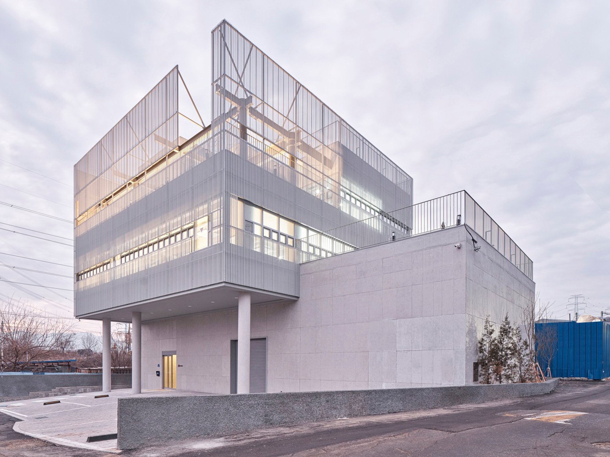 Innovative Commercial Office Building Design: GAGAHOHO Architects' Masterpiece