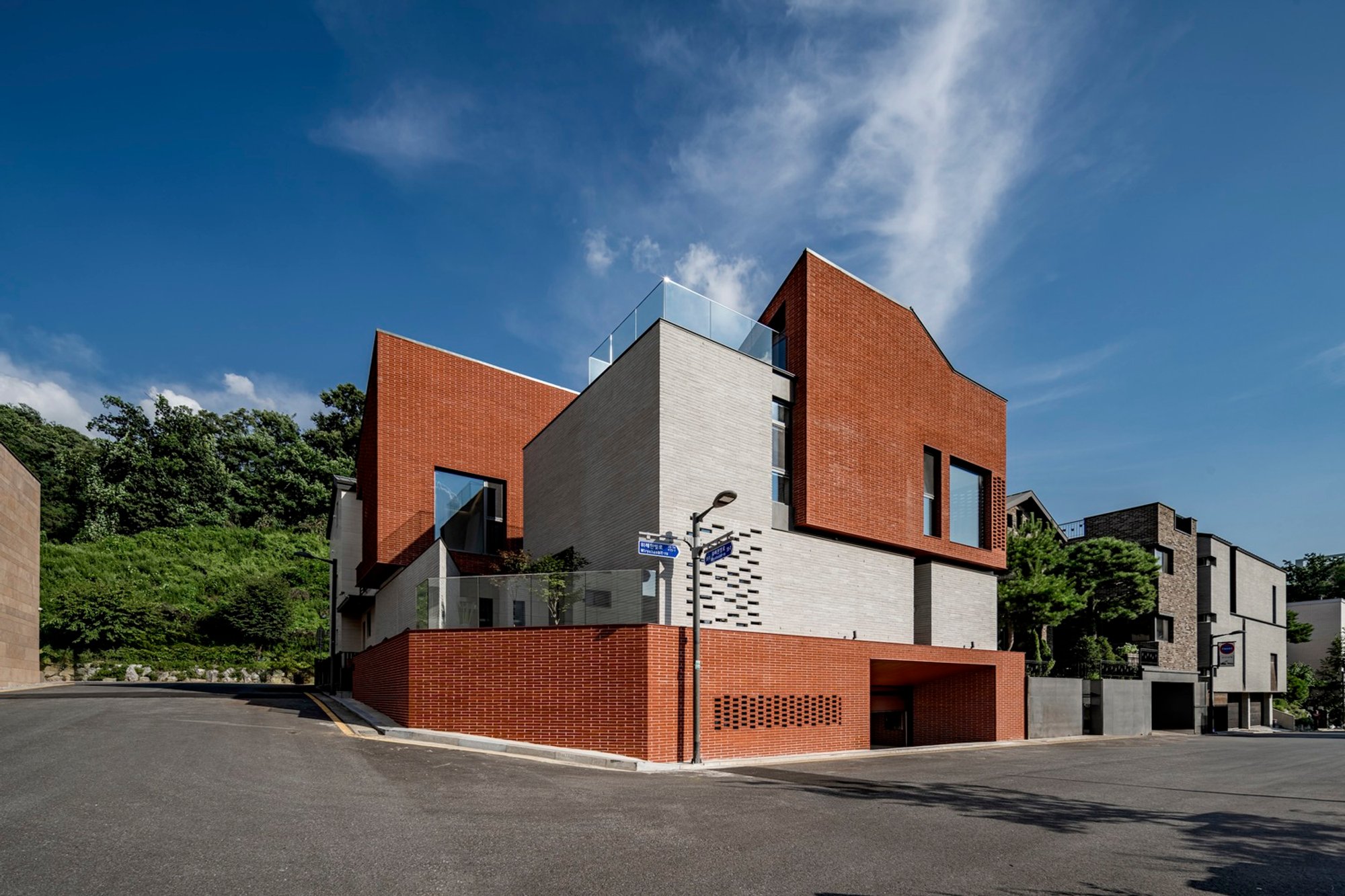 Mastering Privacy in Urban Living: The Upper Wall, Low Wall Residence