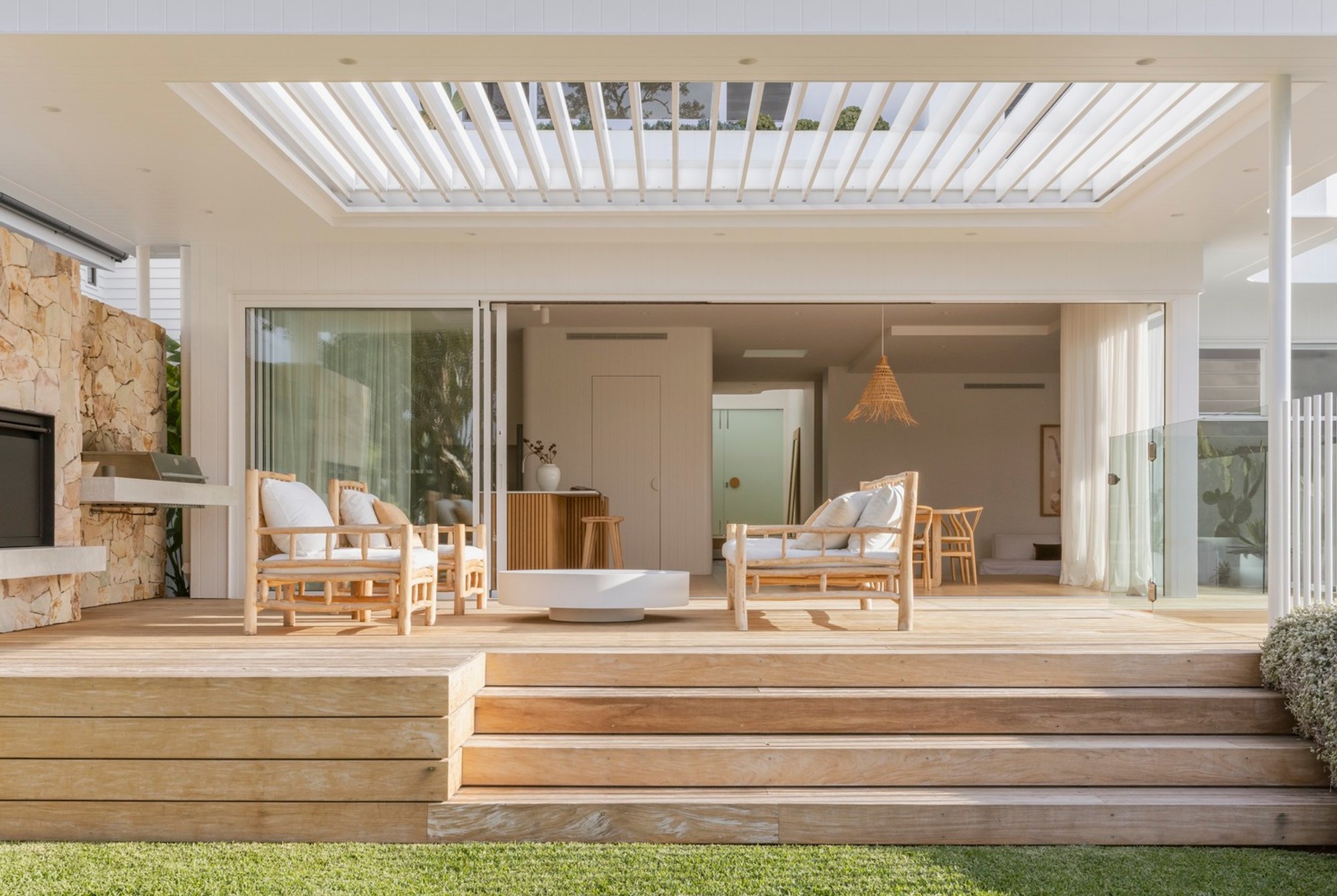 Sustainable Architecture Design in Australia: The Curl Curl House by Sandbox Studio