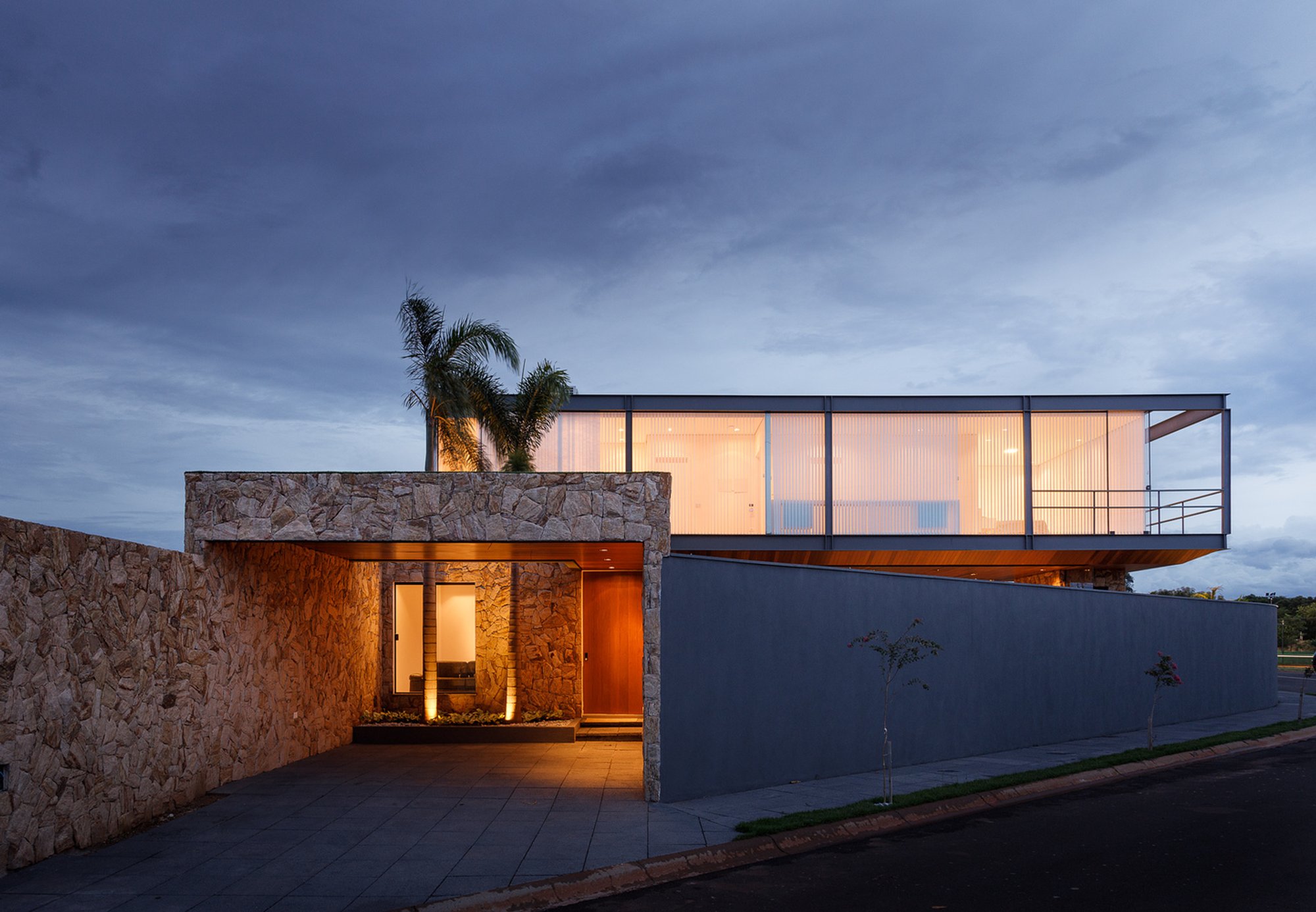 Modern Glass Houses in Brazil: A Look at Rafael Pinoti Arquitetura's Glass Box