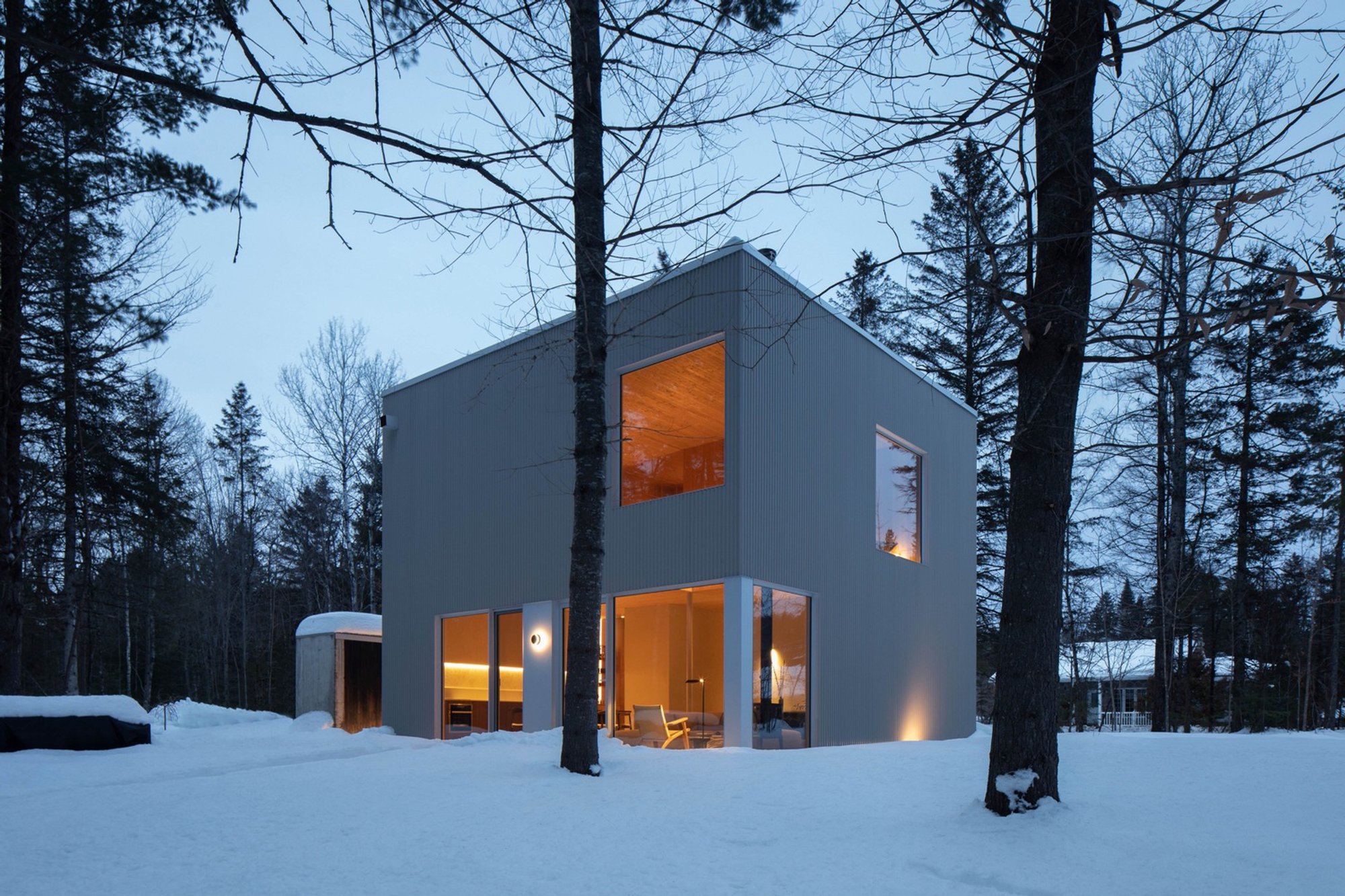 Discovering the Beauty of Sustainable Minimalist Architecture: Rustic Grade House