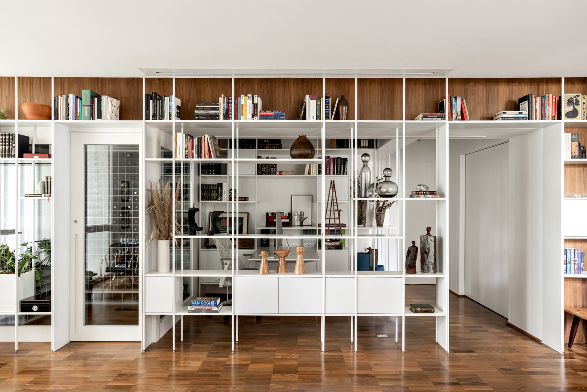 Modern Apartment Renovation in São Paulo: A Blend of Contemporary and Classic Design