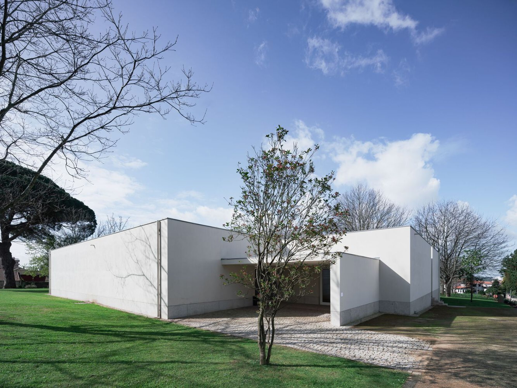 Exploring Cultural Foundation Architecture: The Gramaxo Foundation by Álvaro Siza Vieira