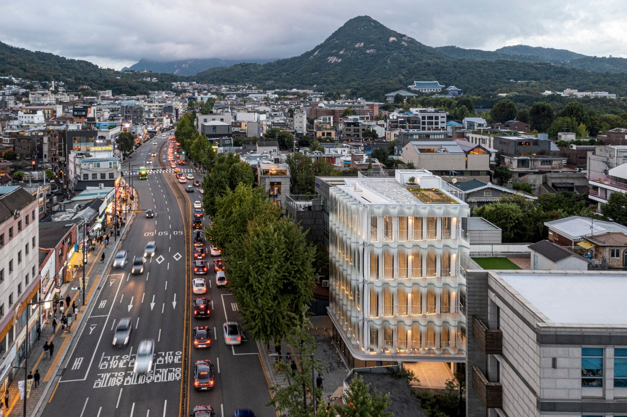 Urban Facade Architecture in South Korea: A Case Study of West Glow Office and Retail Building