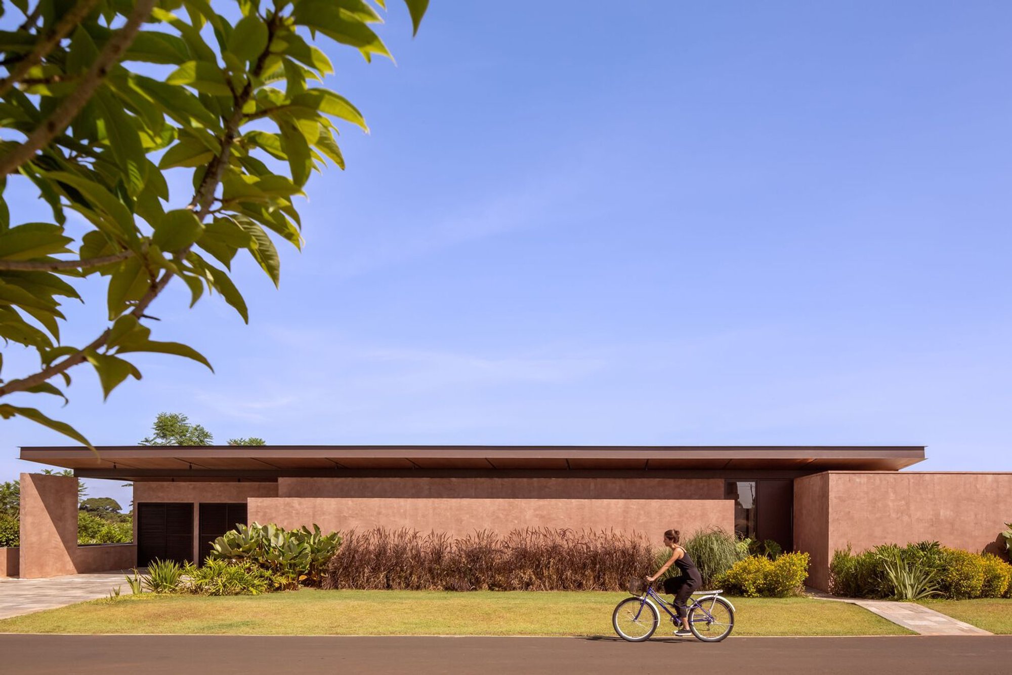 Modern Brazilian Architecture: Unveiling the Manacá House by VAGA