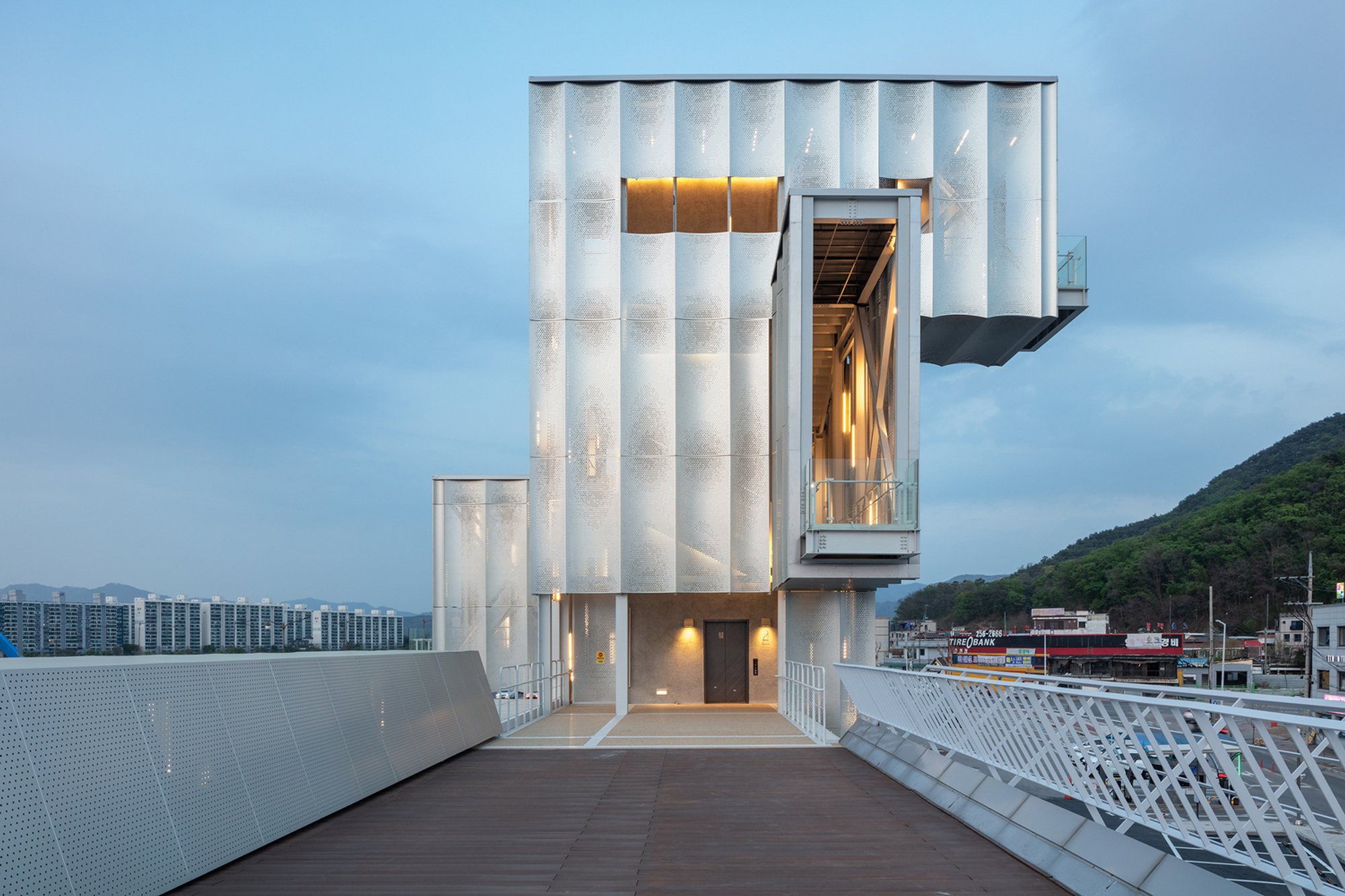 Curved Aluminum Panels in Architecture: A Thousand Plateaus Observatory by Emer-sys
