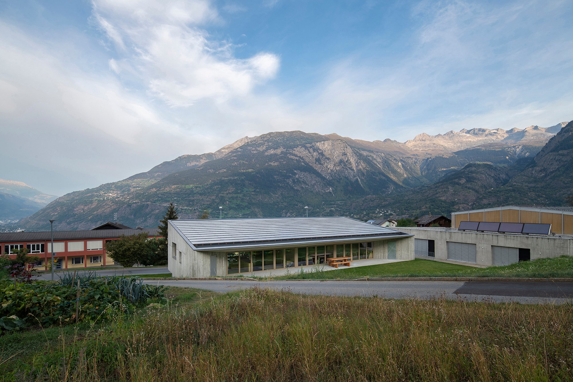 Modern Nursery Design Switzerland: Nursery Ried-Brig by COMAMALA ISMAIL