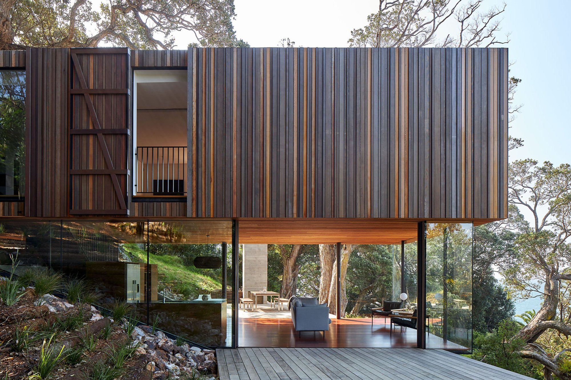 Mawhitipana: A Pioneering Example of Modern Coastal Architecture by MacKayCurtis