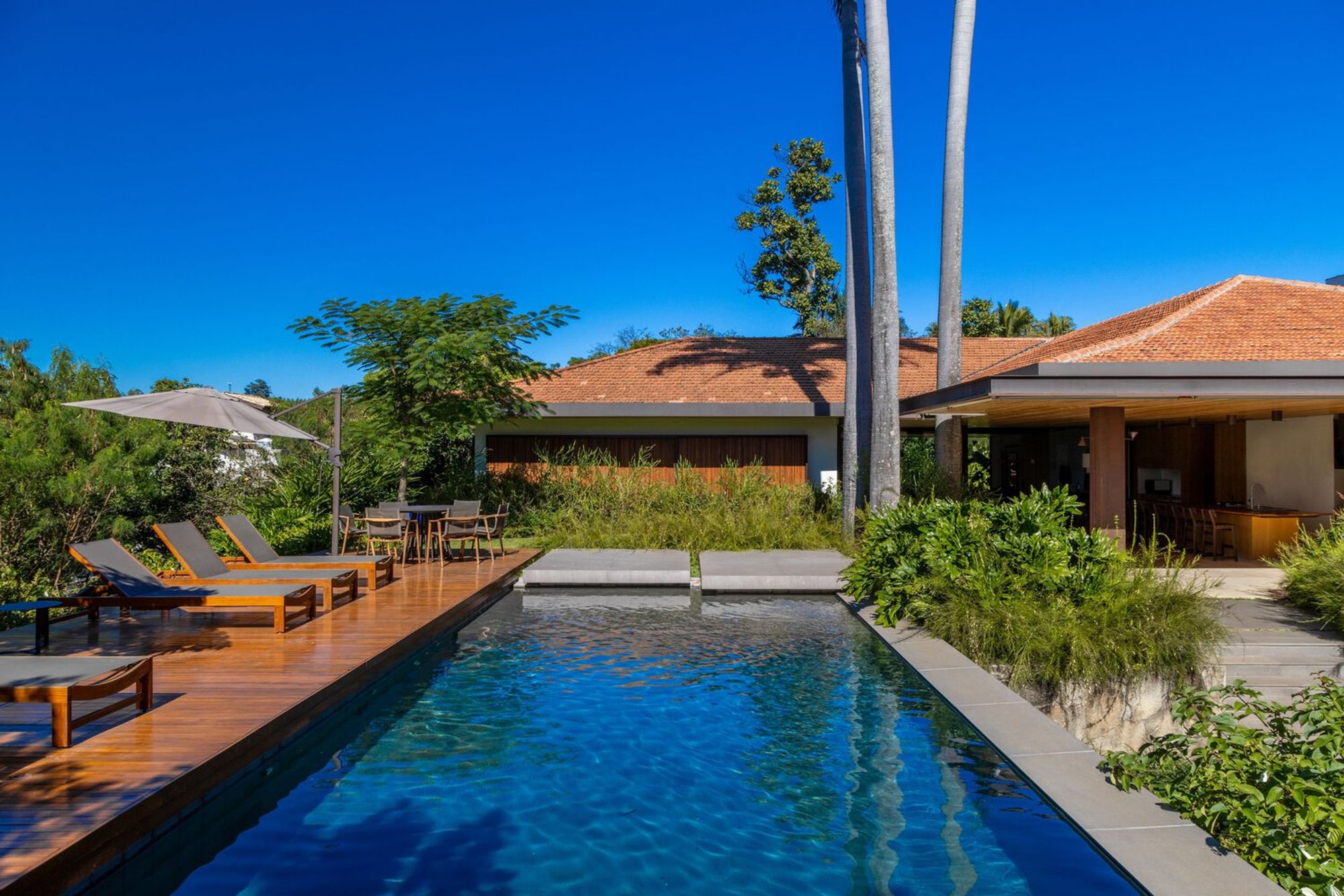 Modern Brazilian Architecture: House in Itu by Galeria Arquitetos and Terra Capobianco