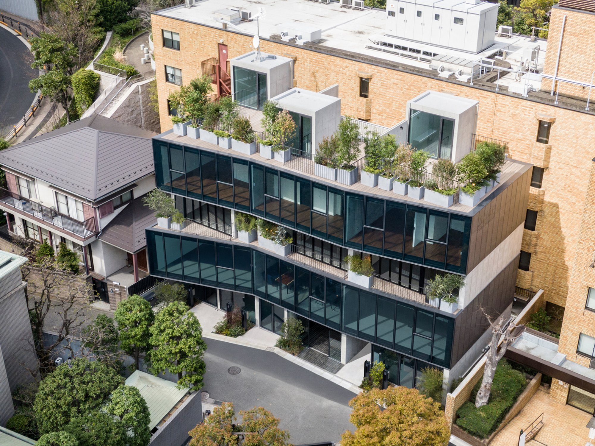 Urban Residential Architecture: Unveiling AUBE Toranomon by ETHNOS