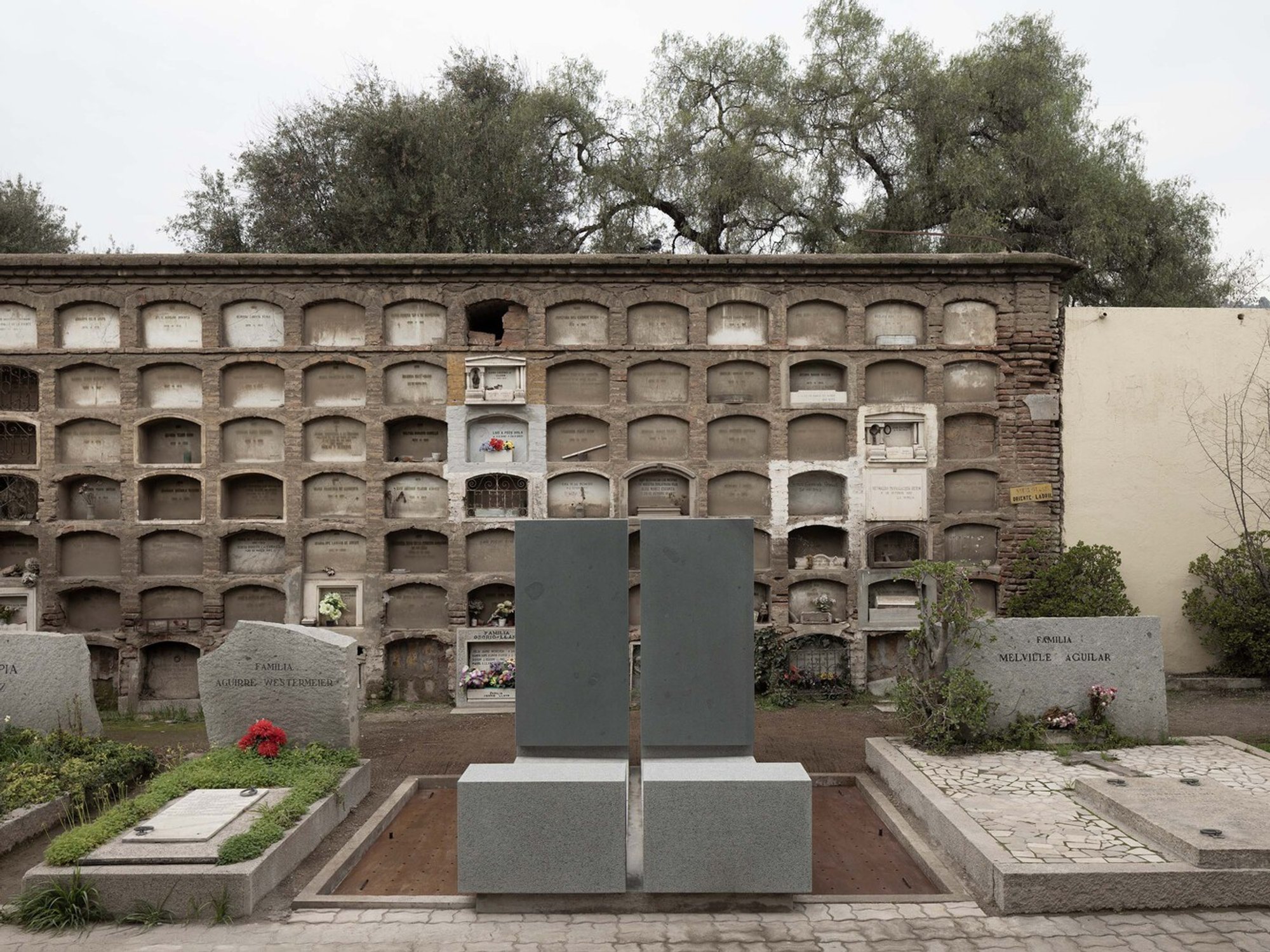 Modern Mausoleum Design: A Mausoleum for Two by Cristian Yazigi