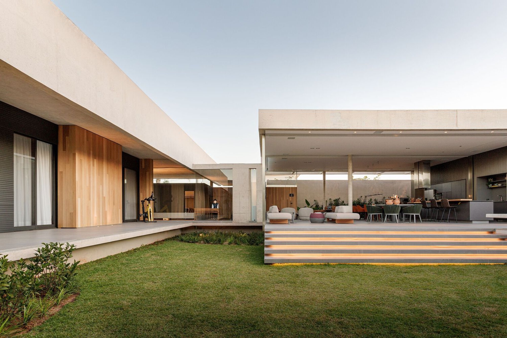 Exploring Modern Architecture in Brazil: A Look at LC House by Caracho Arquitetos