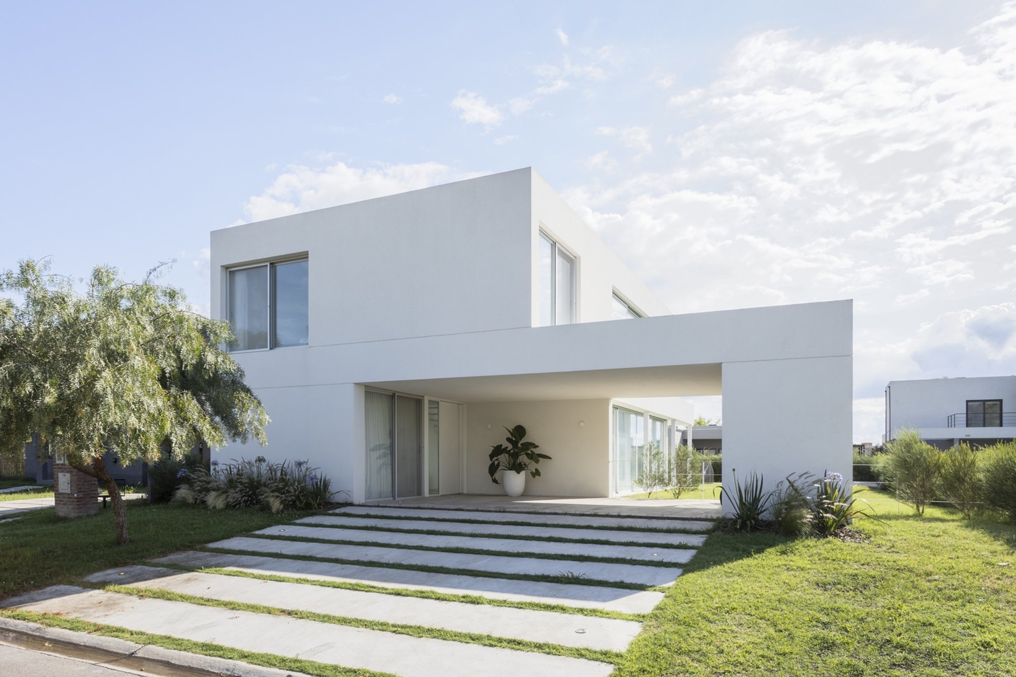 House in Santa Emilia: A Reflection of Modern Suburban Architecture by Anibal Bizzotto and Bruno Sirabo