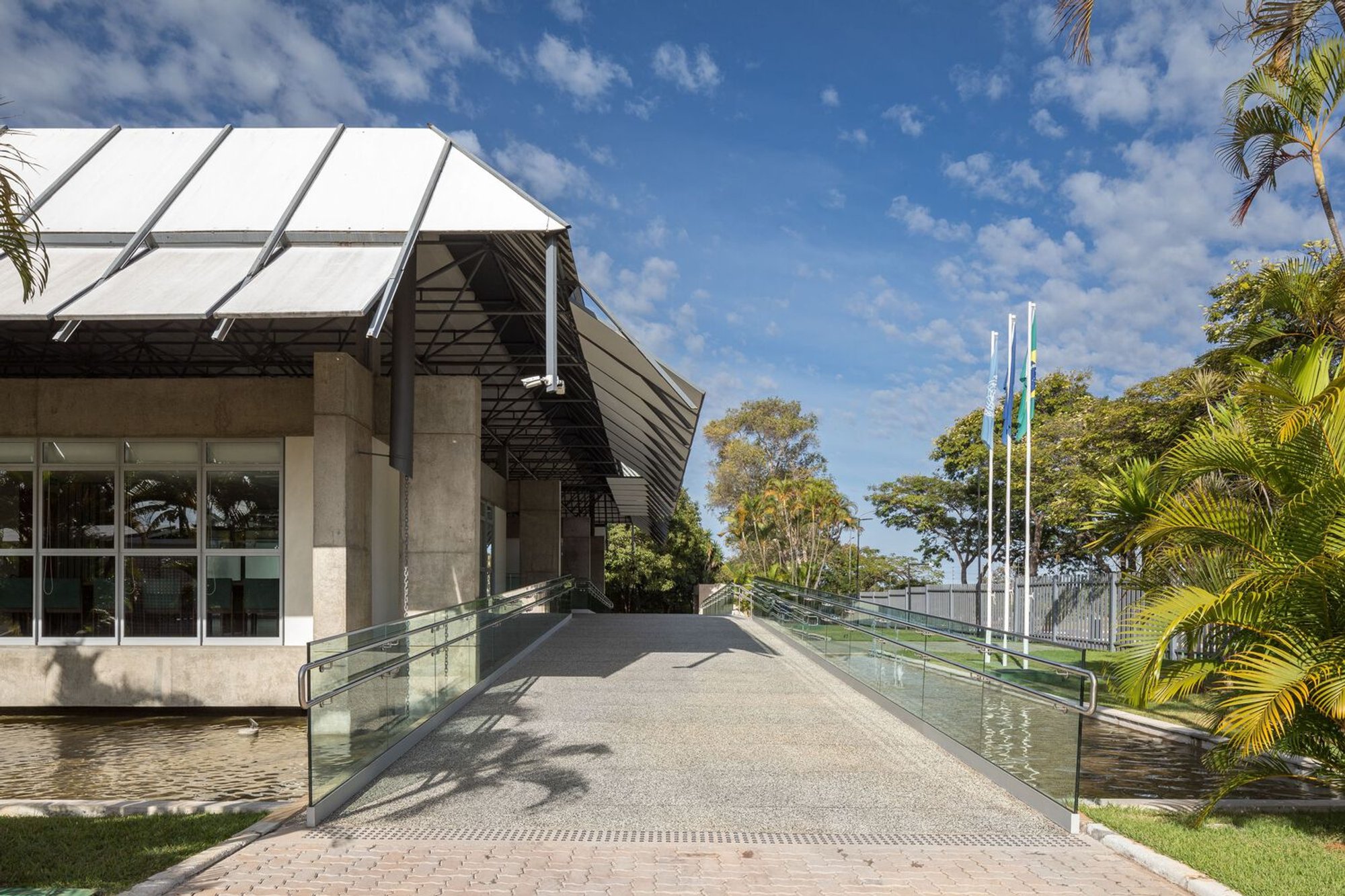 A Case Study of OIT Brasil Offices by Juliana Santana Arquitetura
