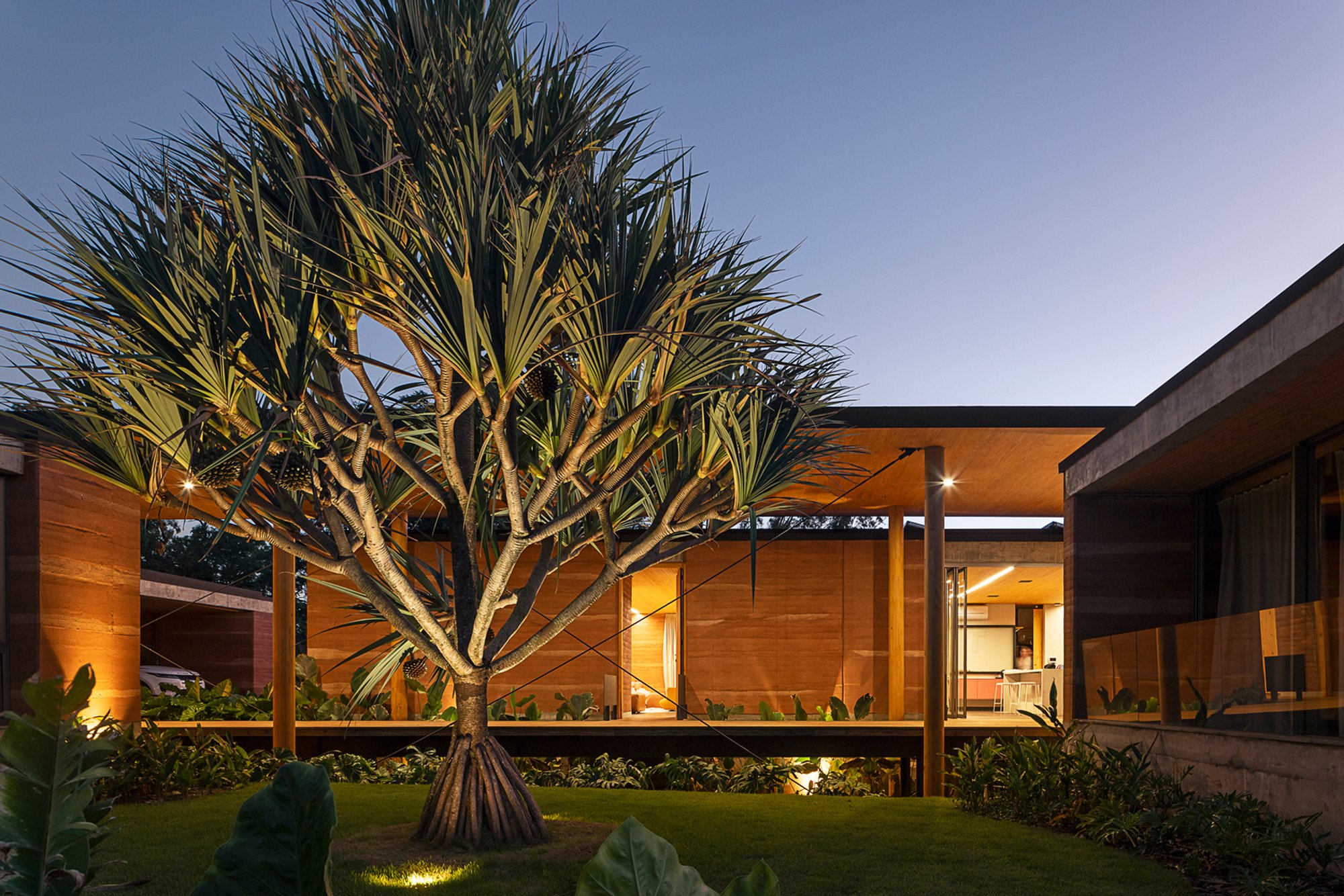 Sustainable Architecture Design: Exploring House Píer by Sergio Sampaio Archi + Tectônica