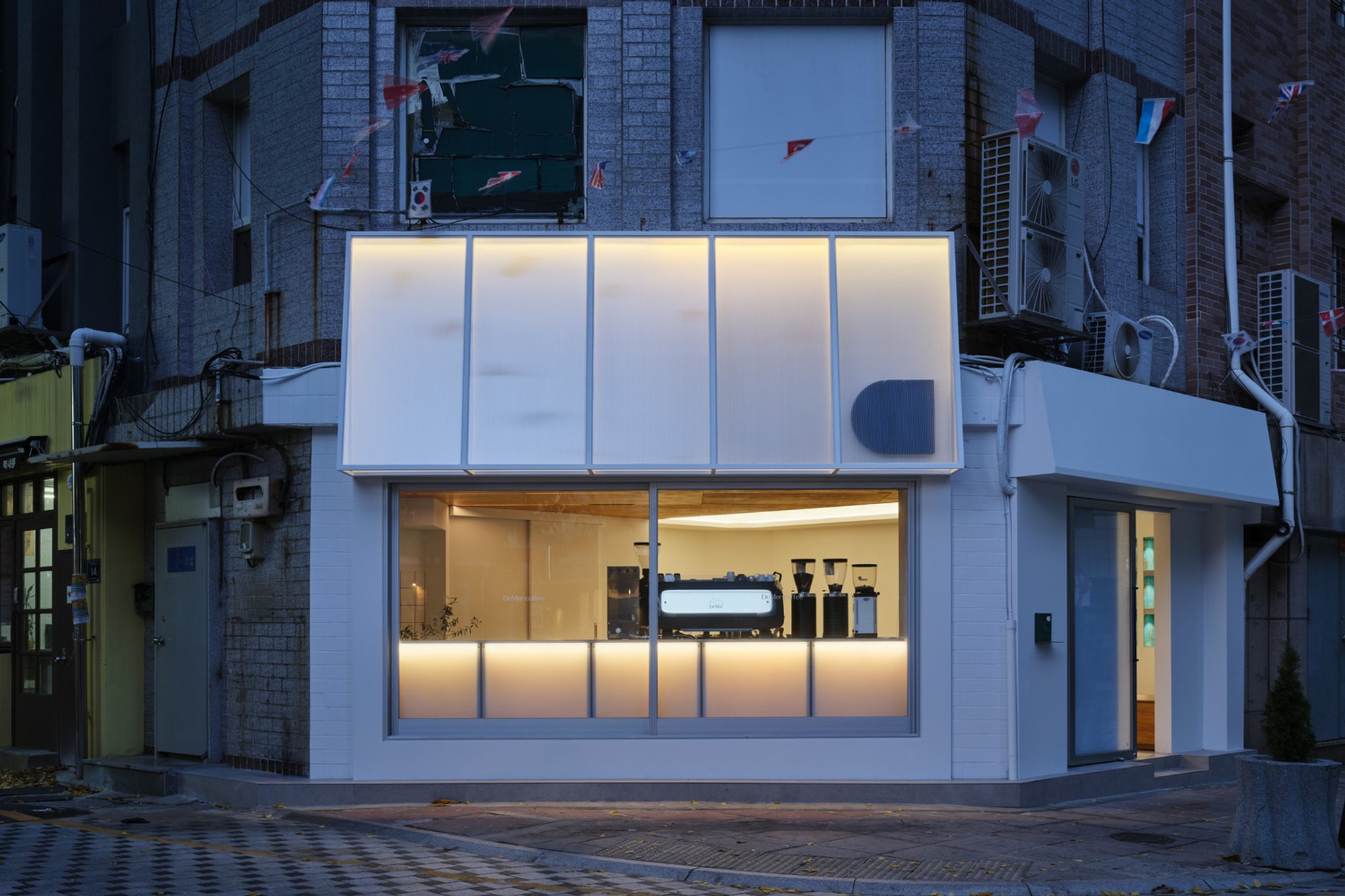 Modern Coffee Shop Design: A Case Study of Demer Coffee in Busan