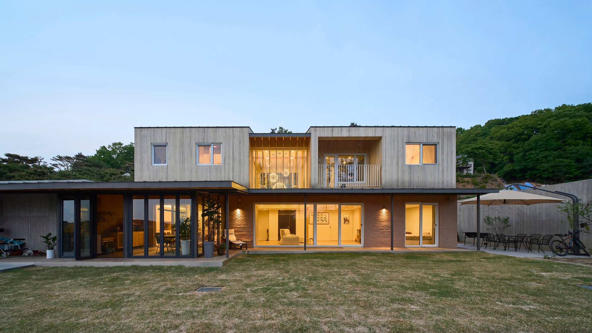 A Harmonious Blend of Traditional Timber Architecture and Modern Design