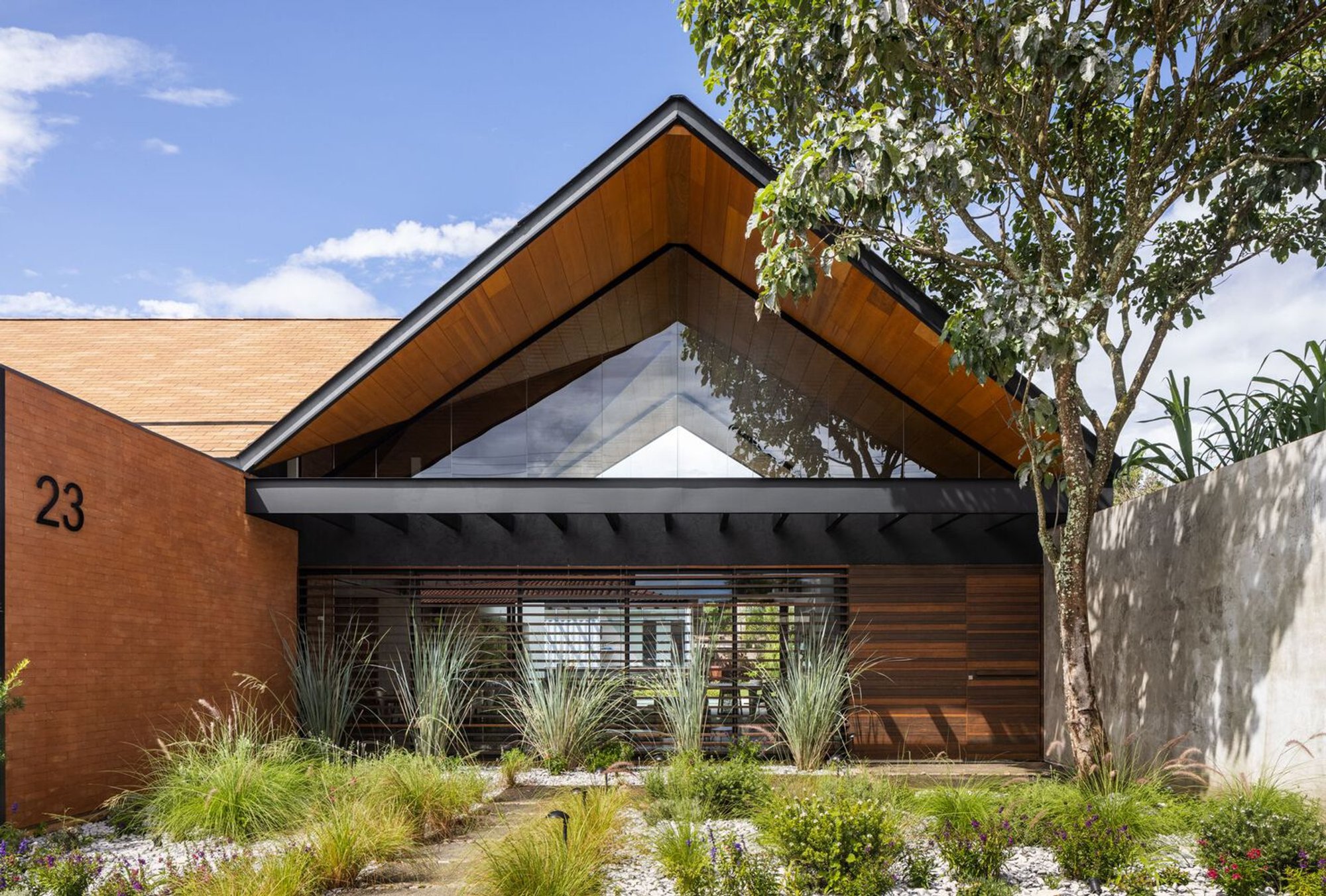 Papillon House by Yi Arquitetos: A Harmonious Blend of Tradition and Modernity