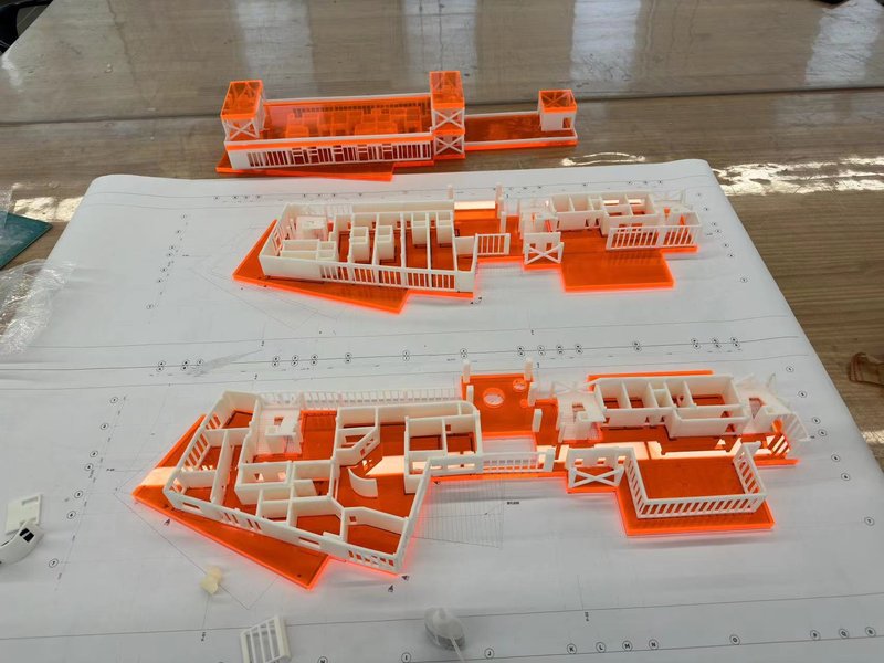 Attach the components to the base plate according to the model drawings.