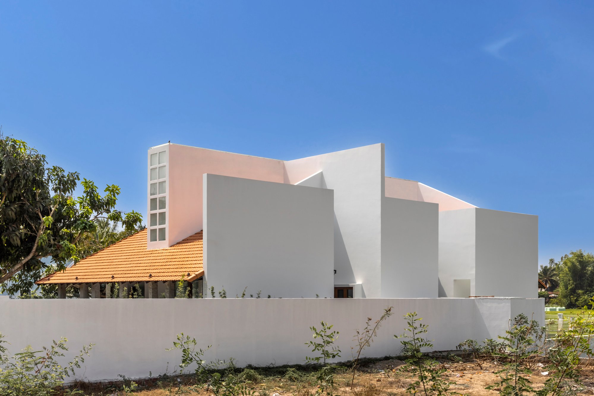 Vietnamese Courtyard House Design: Co Muoi Garden Villa by 6717 Studio