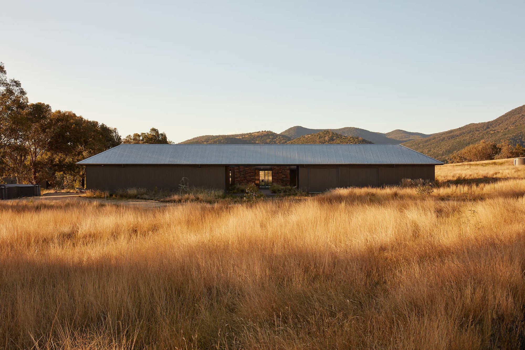 House in the Dry by MRTN Architects: A Sustainable Rural Retreat in Tamworth