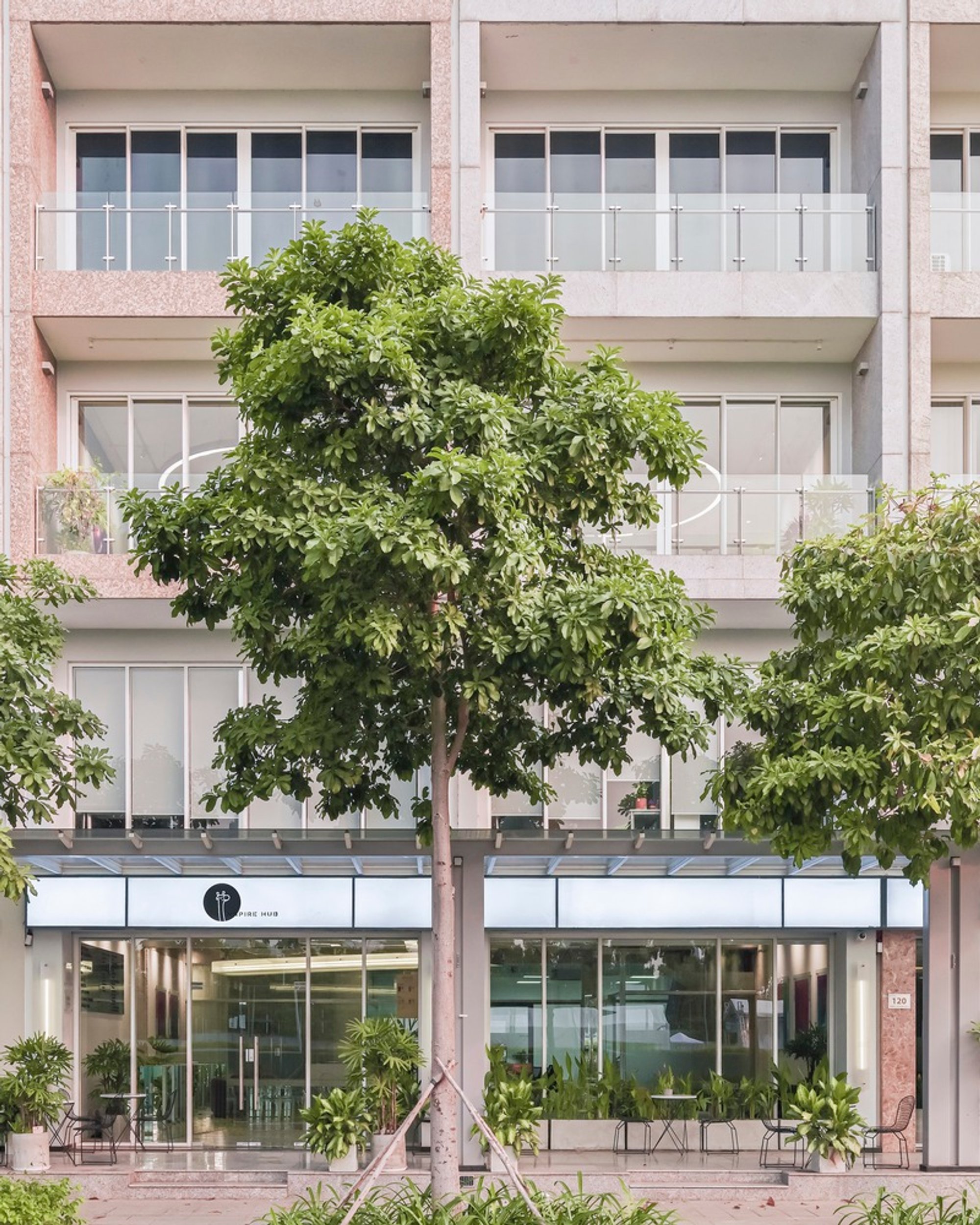 Inspire Hub Hybrid Office: A Modern and Flexible Workspace by DQV Architects