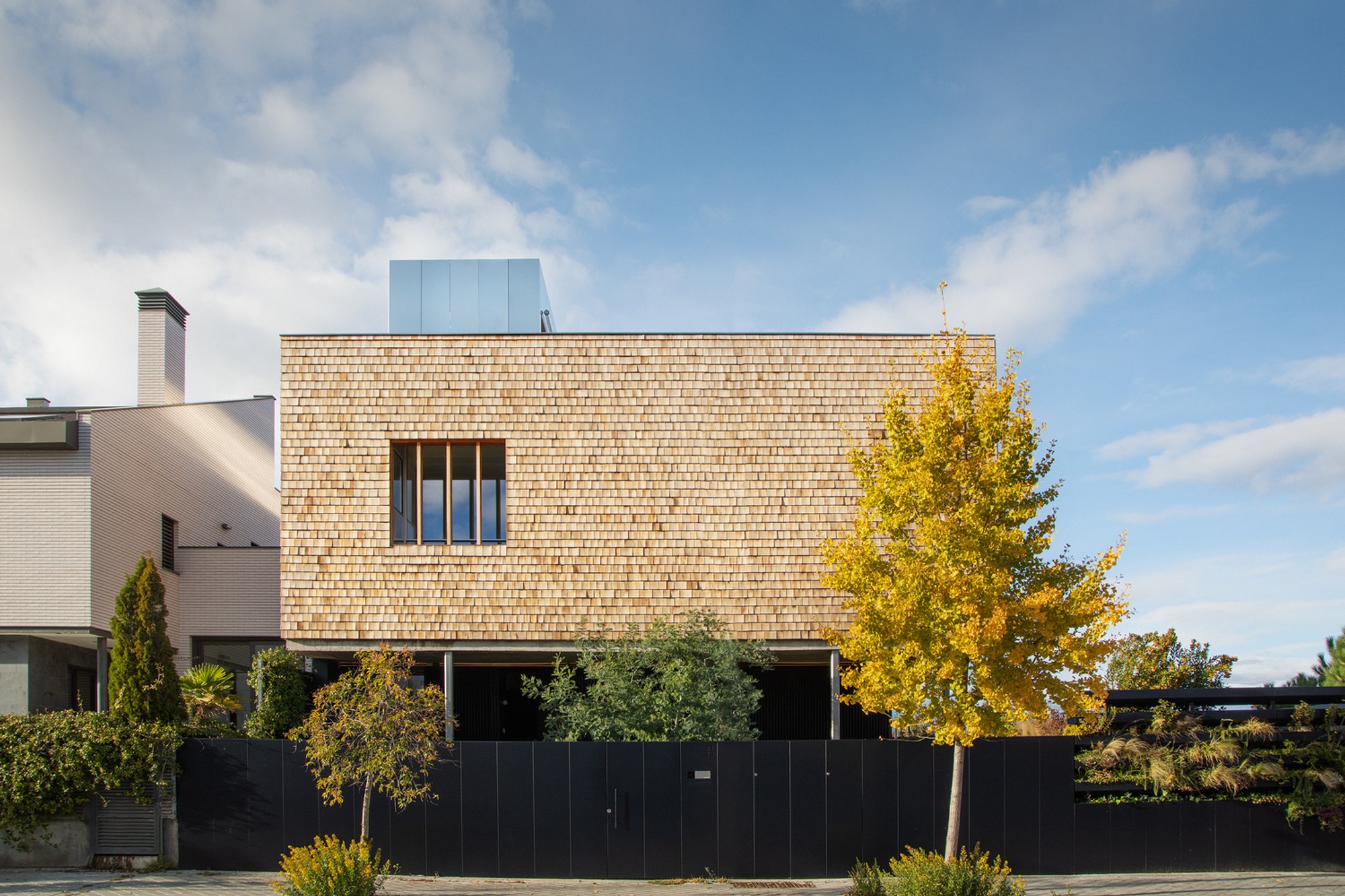 Hernández House by Langarita Navarro Arquitectos: A Modern Residential Masterpiece Blending Architecture with Landscape in Madrid