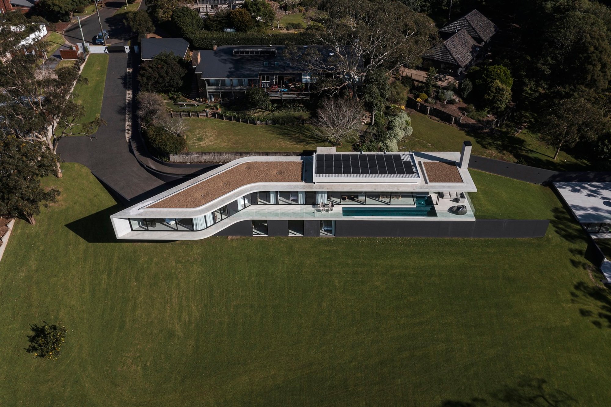 Cliffhanger House by Joe Adsett Architects: A Monumental Concrete Residence in Toowoomba's Dramatic Landscape