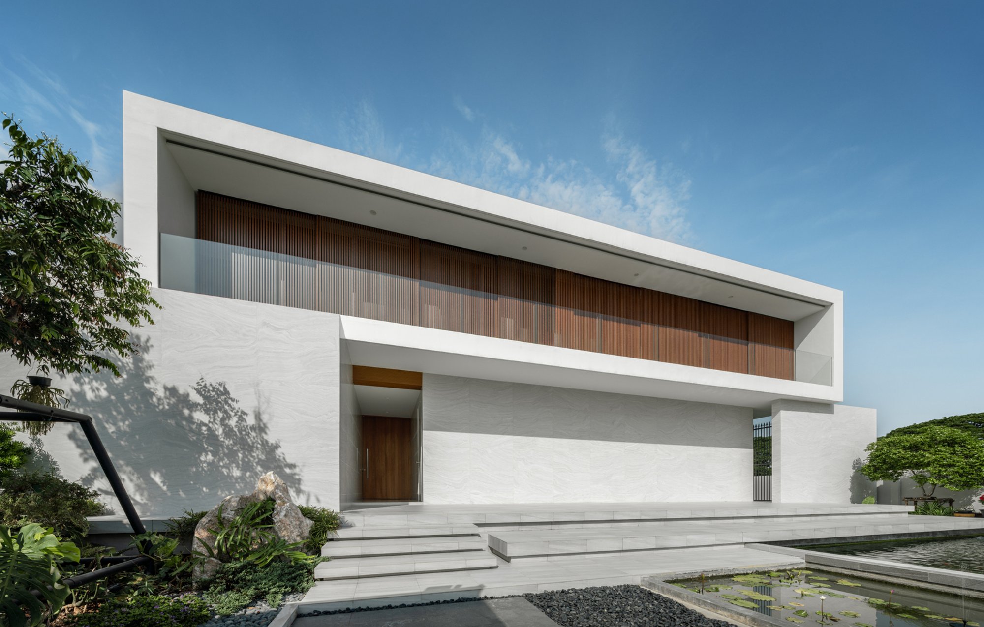 Sunset House by One and a Half Architects: A Seamless Dialogue Between Nature and Contemporary Design