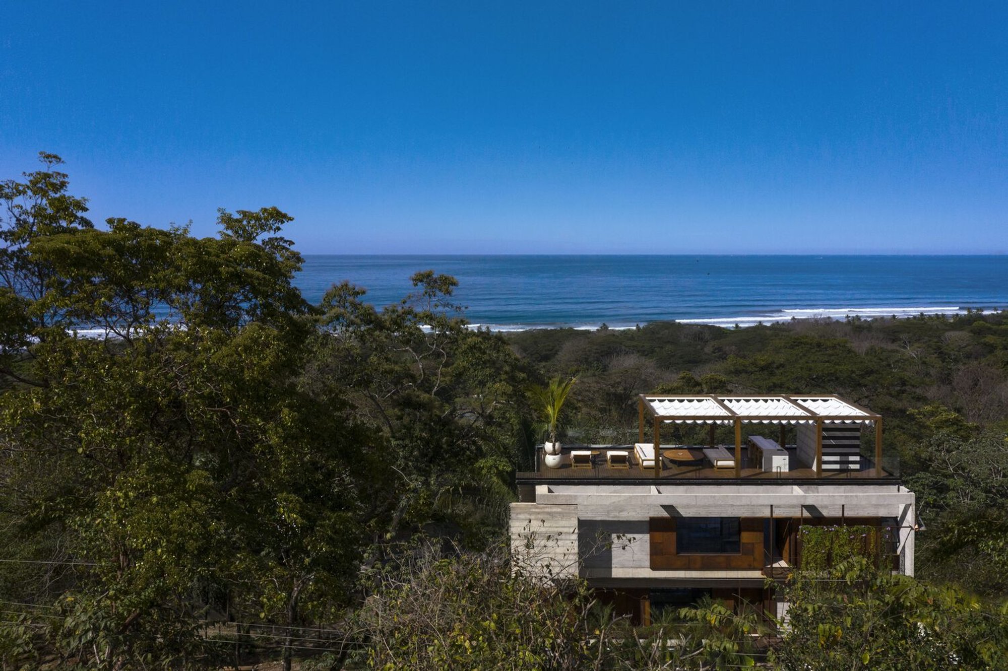 Guarumo House by VOID: A Modern Tropical Retreat Merging Architecture with Nature