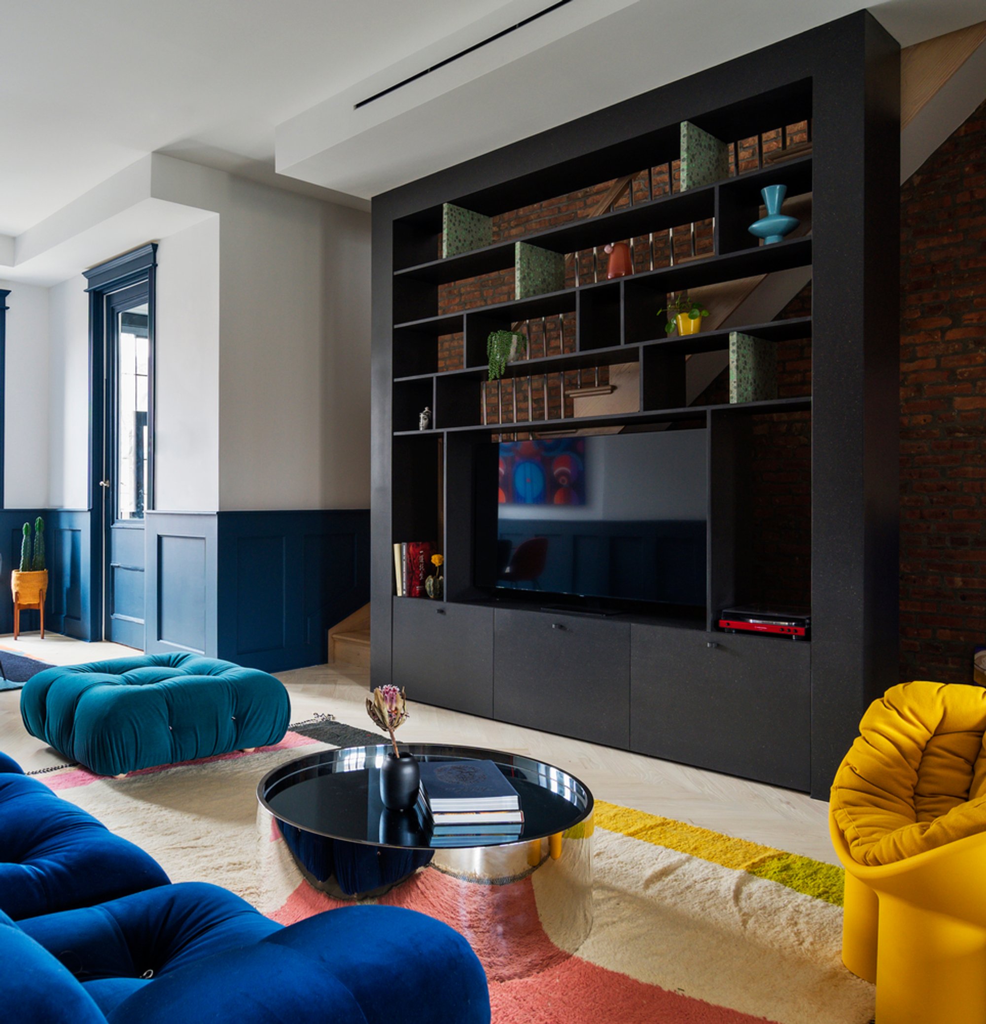 Bed-Stuy Townhouse Renovation by Olbos Studio: A Colorful Dialogue Between Tradition and Modernity