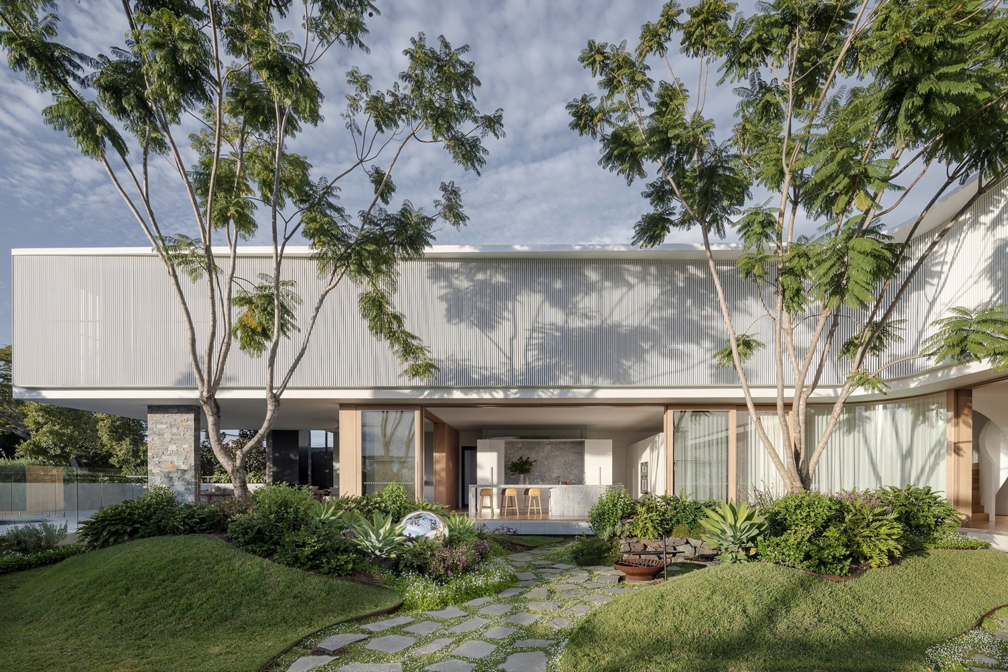 Boomerang House by Joe Adsett Architects: A Sculptural Modern Home in Ascot, Australia