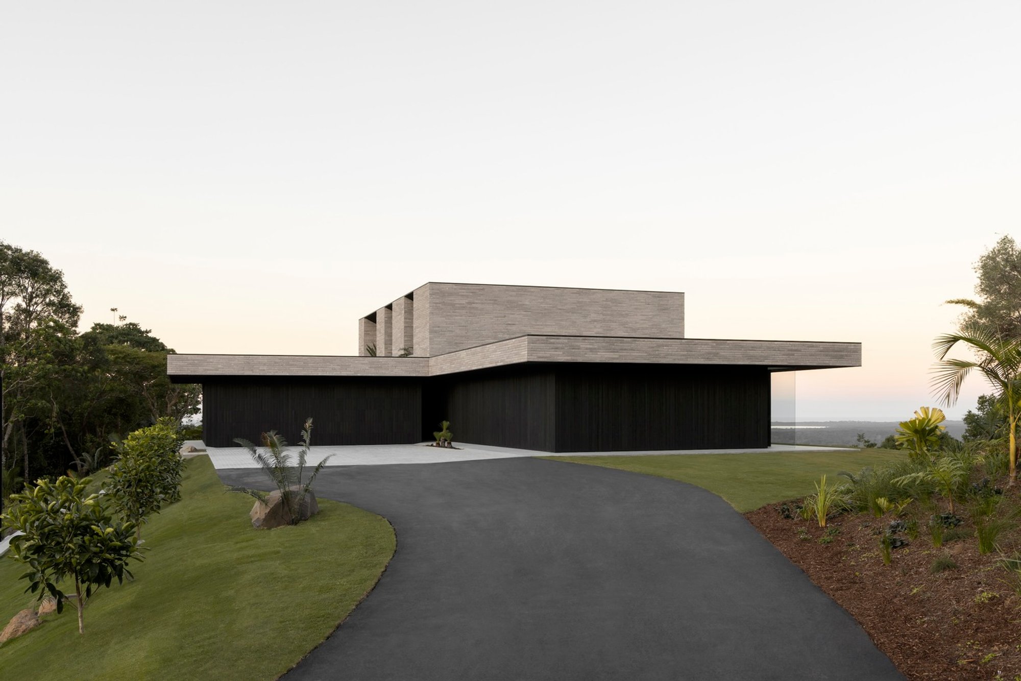 Whipbird House: A Harmonious Blend of Brutalist Design and Natural Surroundings