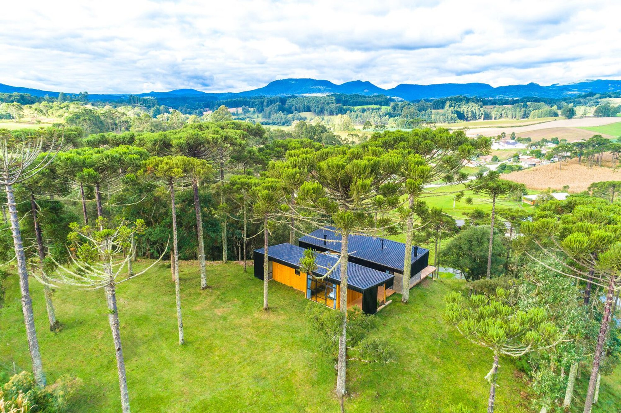 Araucárias House: A Harmonious Mountain Retreat by Alexandra Lima Demenighi and Rodrigo Vargas Souza