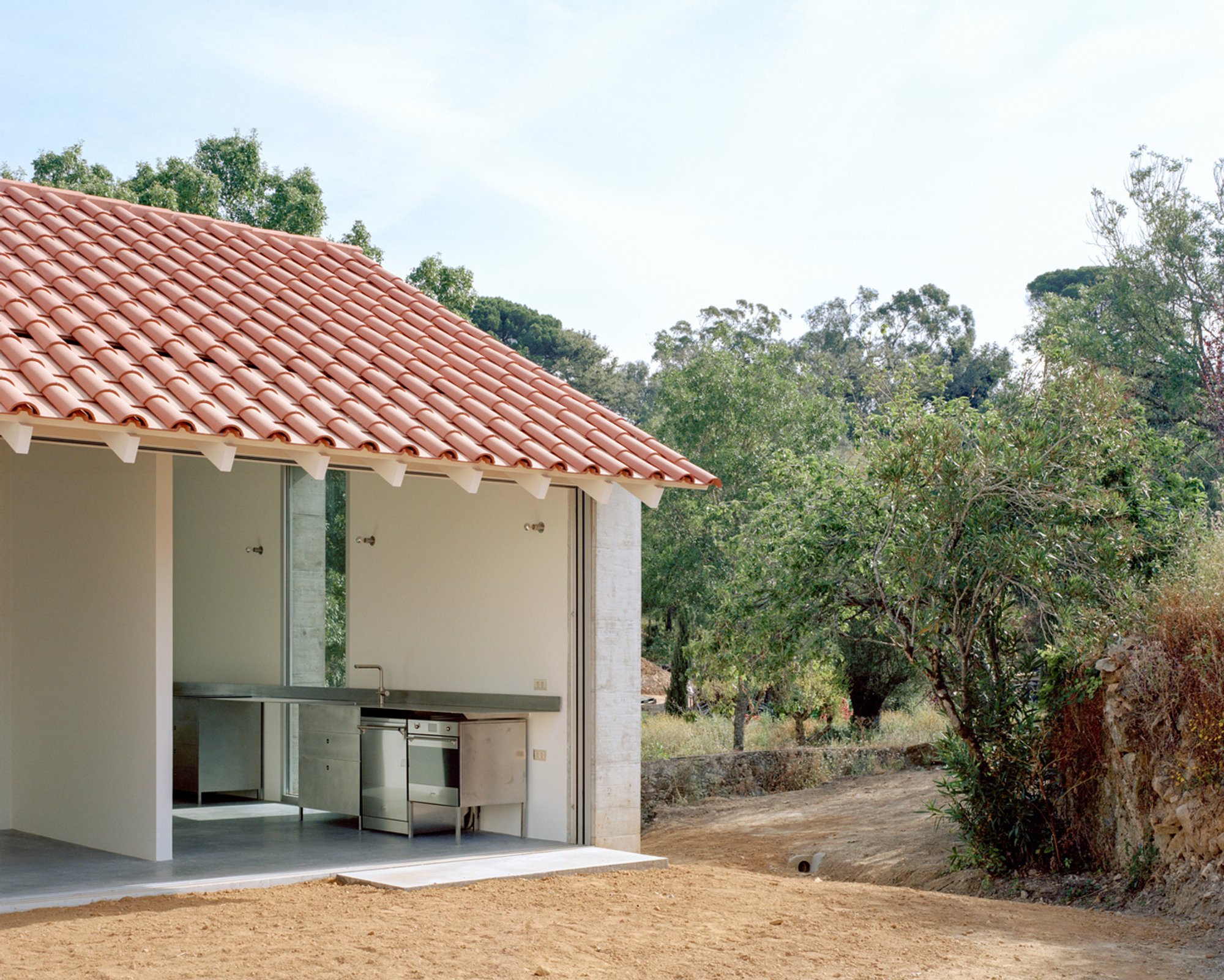 Modern Guardhouse Architecture: ARQUITECTURA-G’s Dual-Purpose Design in a Portuguese Estate
