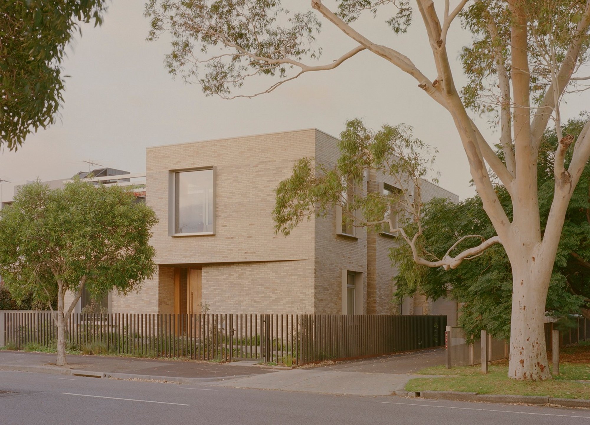 Jay – Esplanade House by Eckersley Architects: A Contemporary Sanctuary in Port Melbourne
