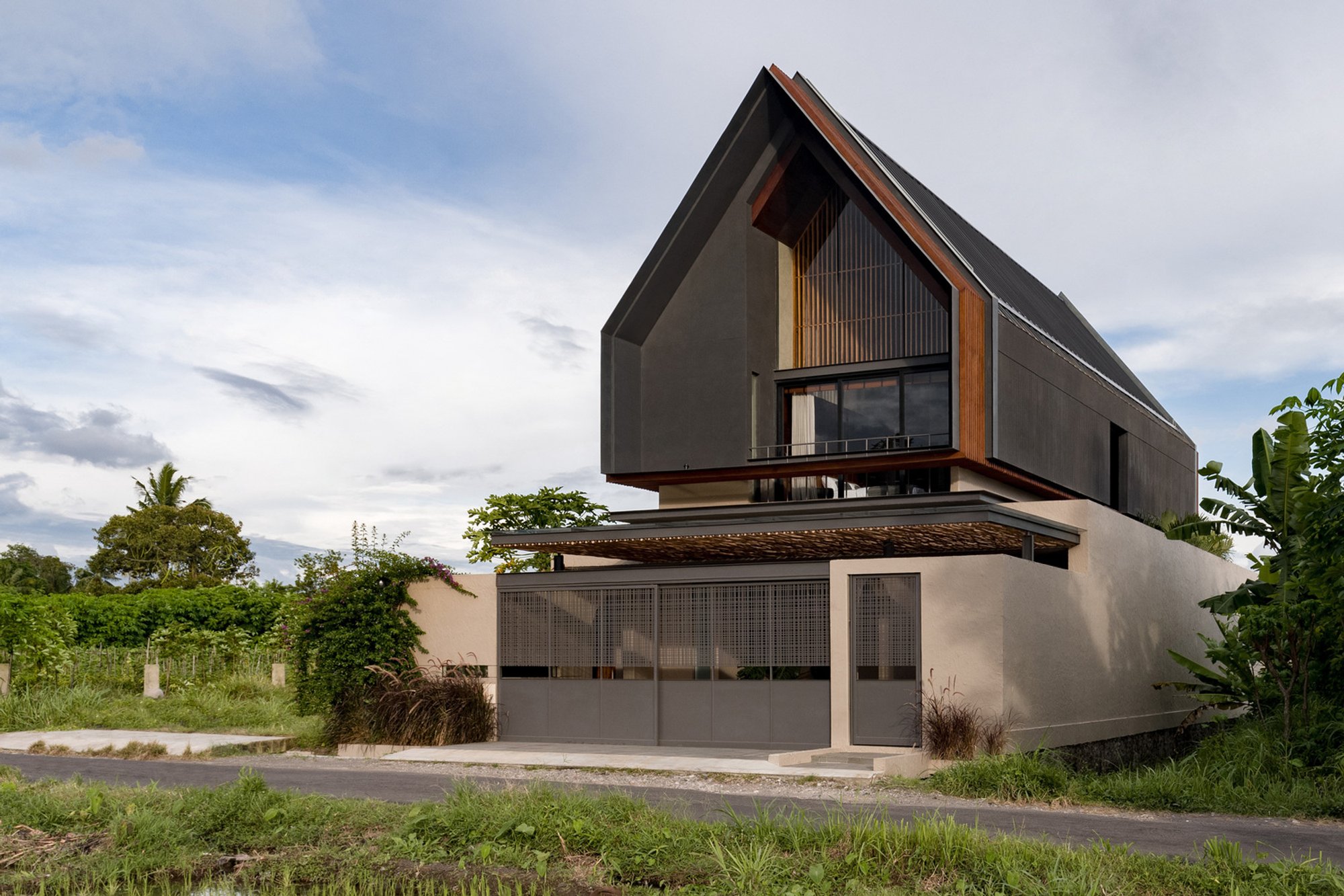 Tropical Villa Architecture Indonesia: Soil and Sand Villa by axialstudio