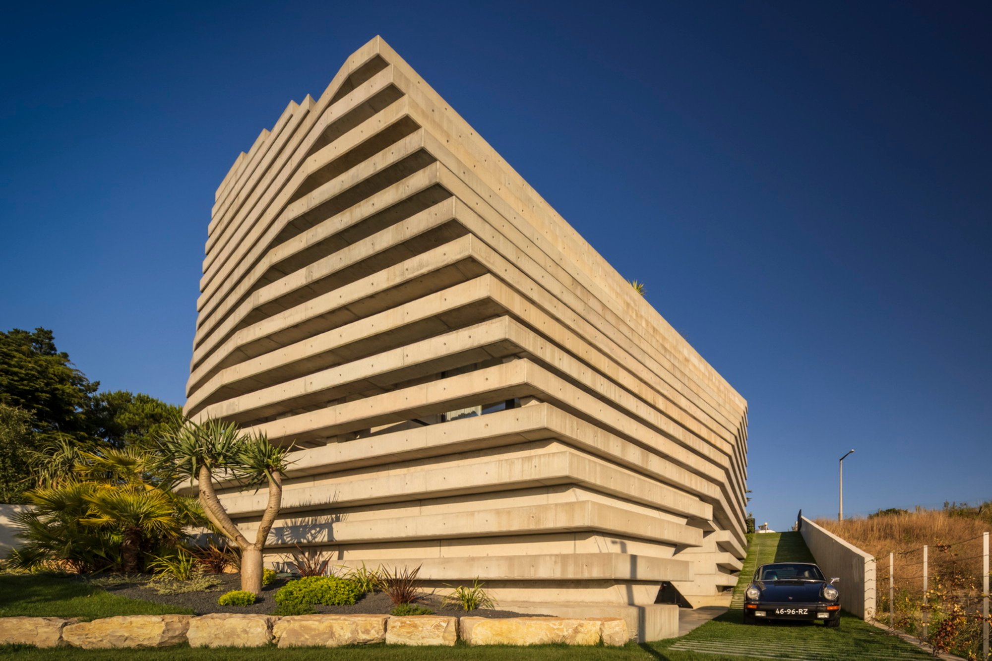 Quinta do Rei House by Contaminar Arquitectos: A Sculptural Tower Overlooking Leiria